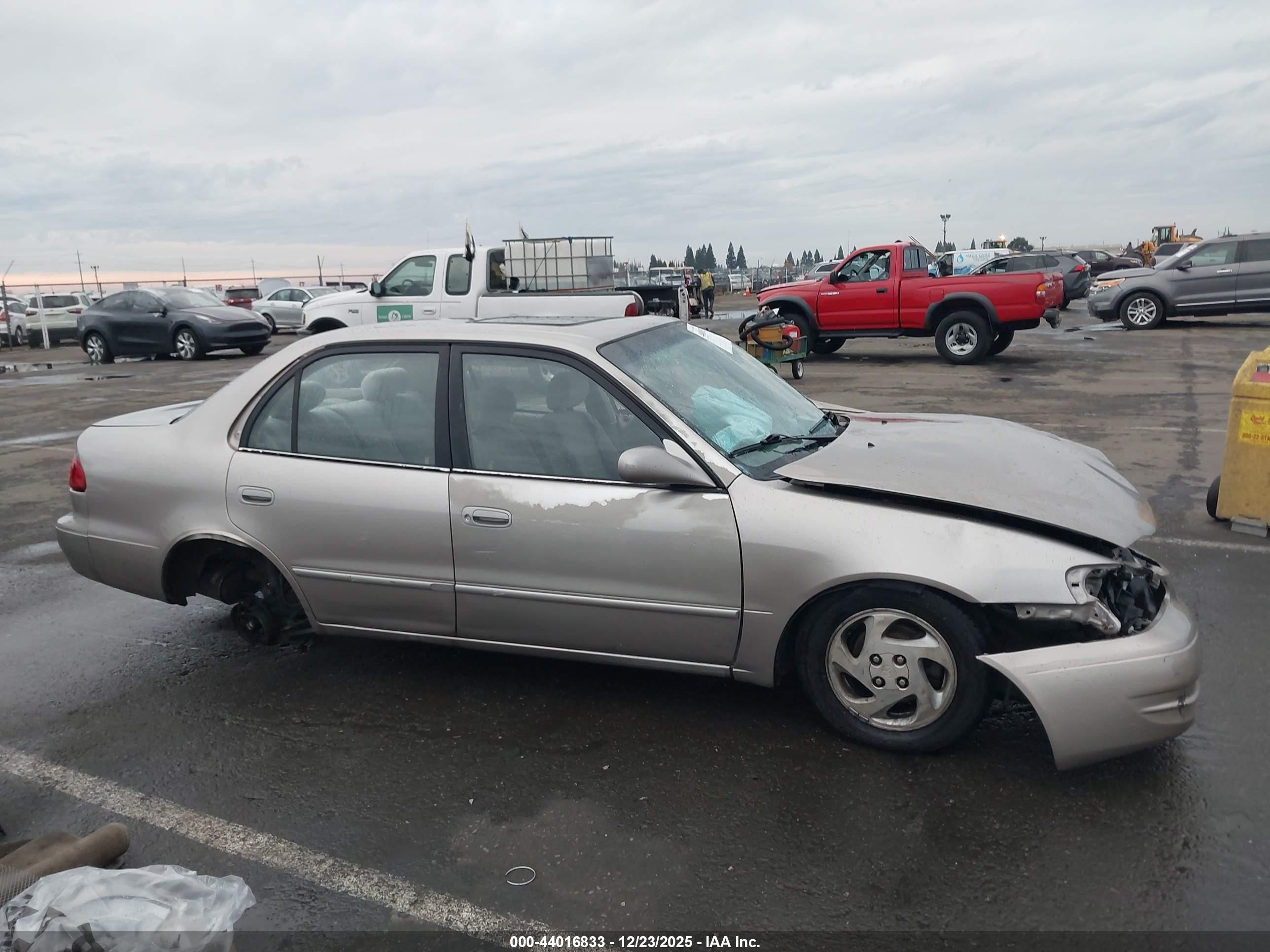 1998 Toyota Corolla Le Золотой vin: 1NXBR18EXWZ005336