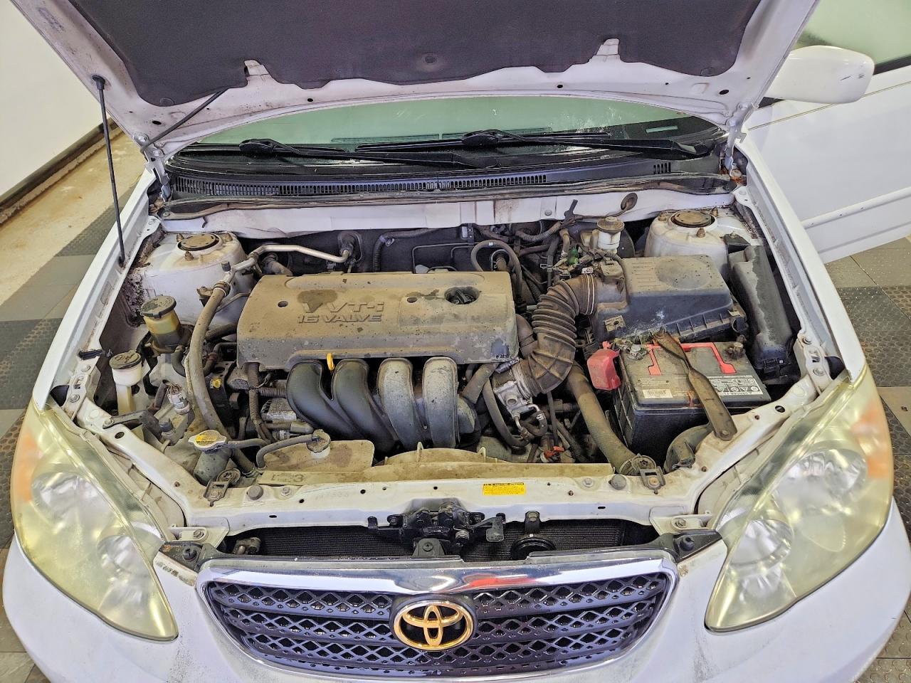 2005 Toyota Corolla Le White vin: 1NXBR32E15Z347311