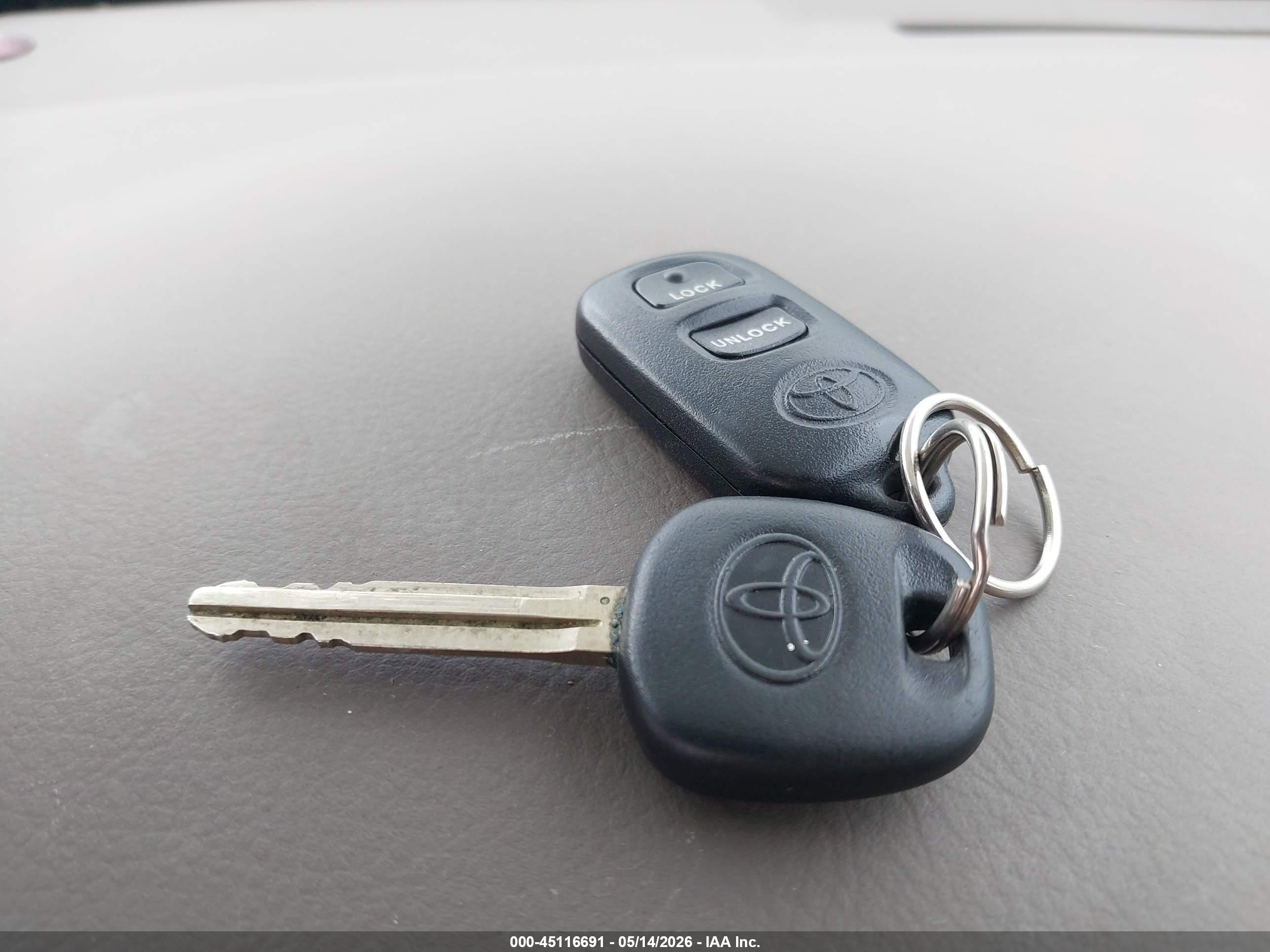 2005 Toyota Corolla Le White vin: 1NXBR32E35Z415463