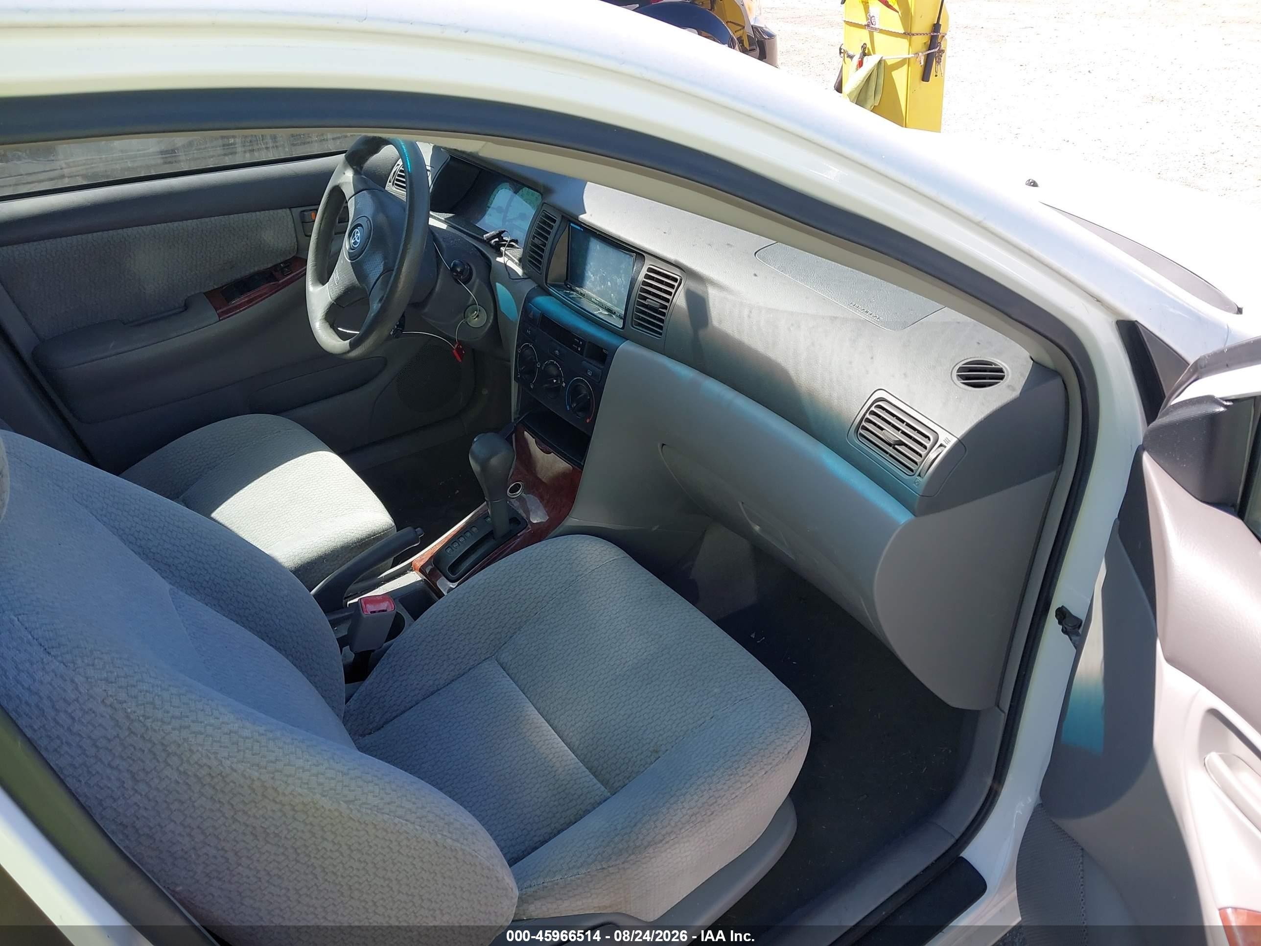 2004 Toyota Corolla Le White vin: 1NXBR32E64Z293874