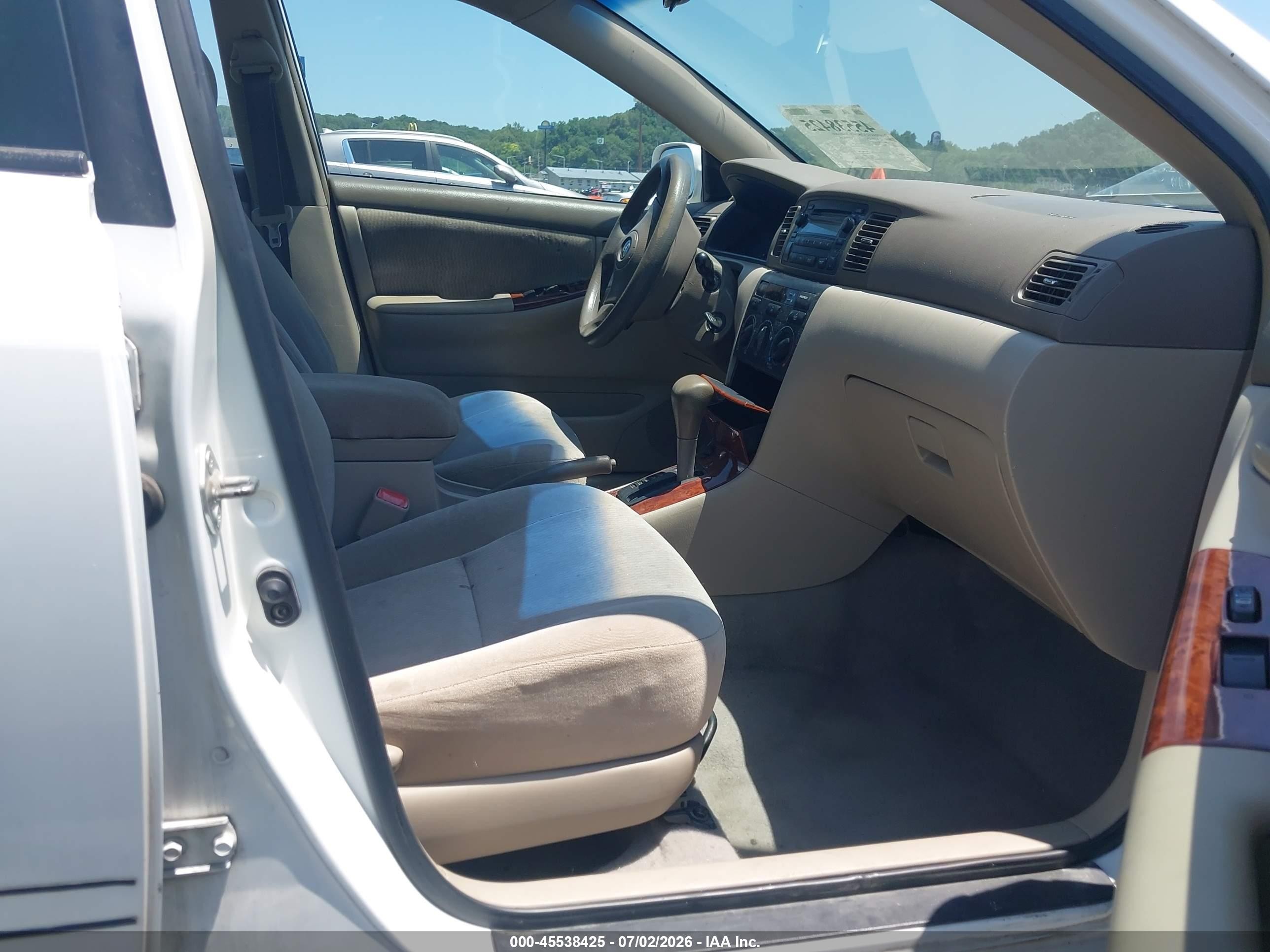 2005 Toyota Corolla Le White vin: 1NXBR32EX5Z485557