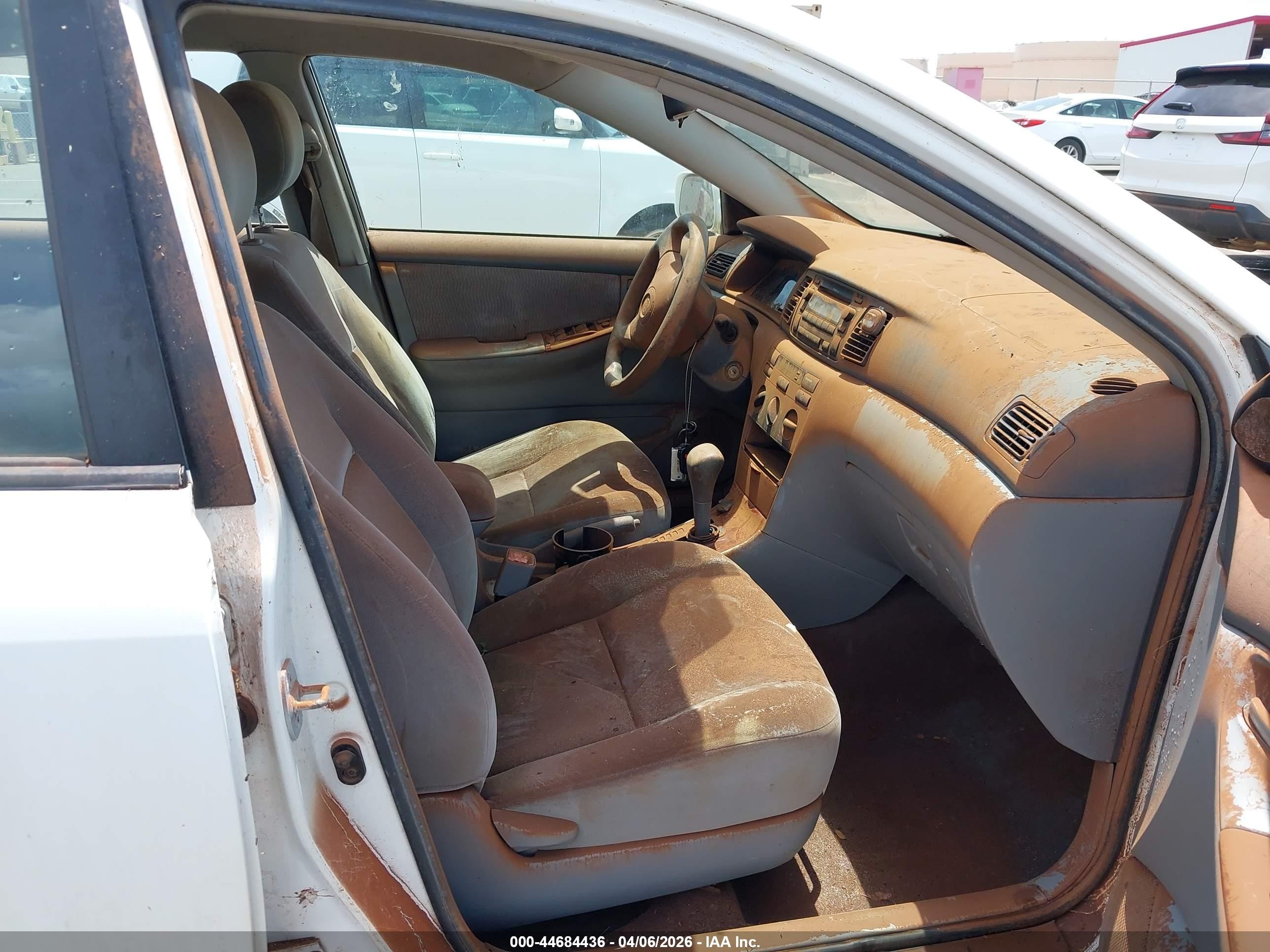 2008 Toyota Corolla Le White vin: 1NXBR32EX8Z012973
