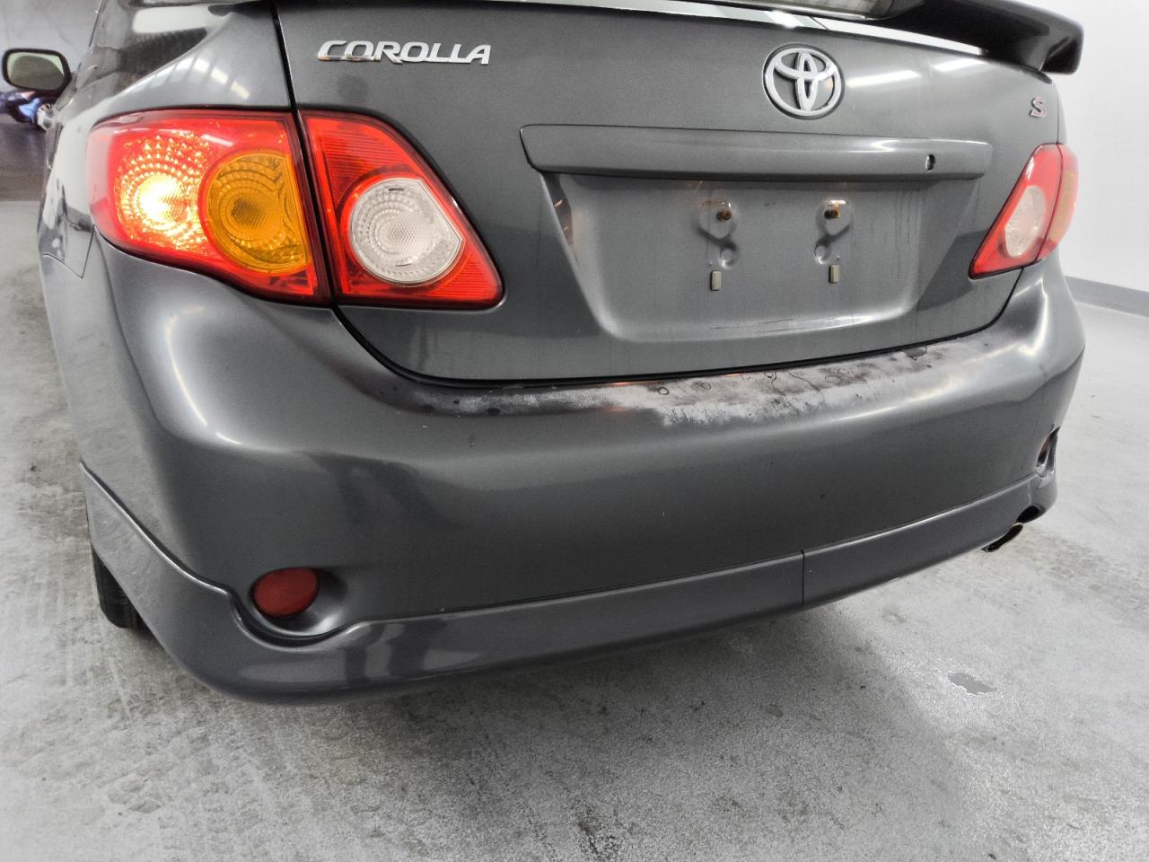 2009 Toyota Corolla S Серый vin: 1NXBU40E29Z149088 Damage: Rear Bumper, Peeling, > 12 Inches