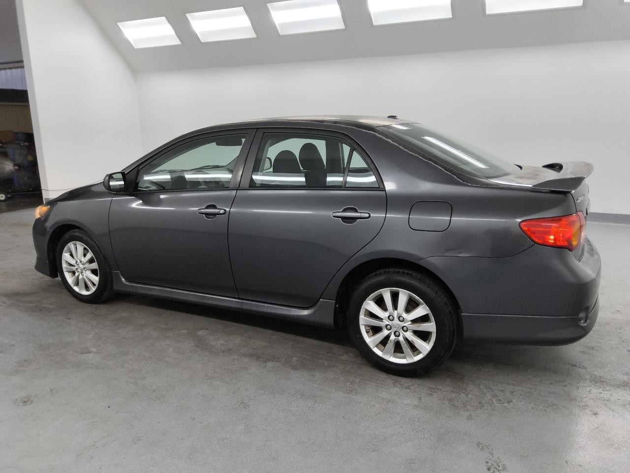 2009 Toyota Corolla S Серый vin: 1NXBU40E29Z149088 Damage: Left Qtr Panel, Dent(S) W/ Paint Dmg, > 12 Inches