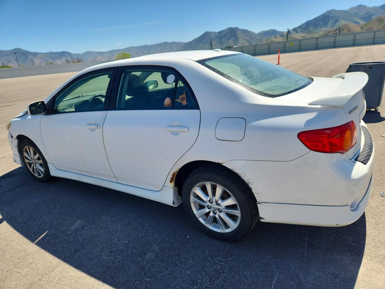 2009 Toyota Corolla S White vin: 1NXBU40E49Z007471