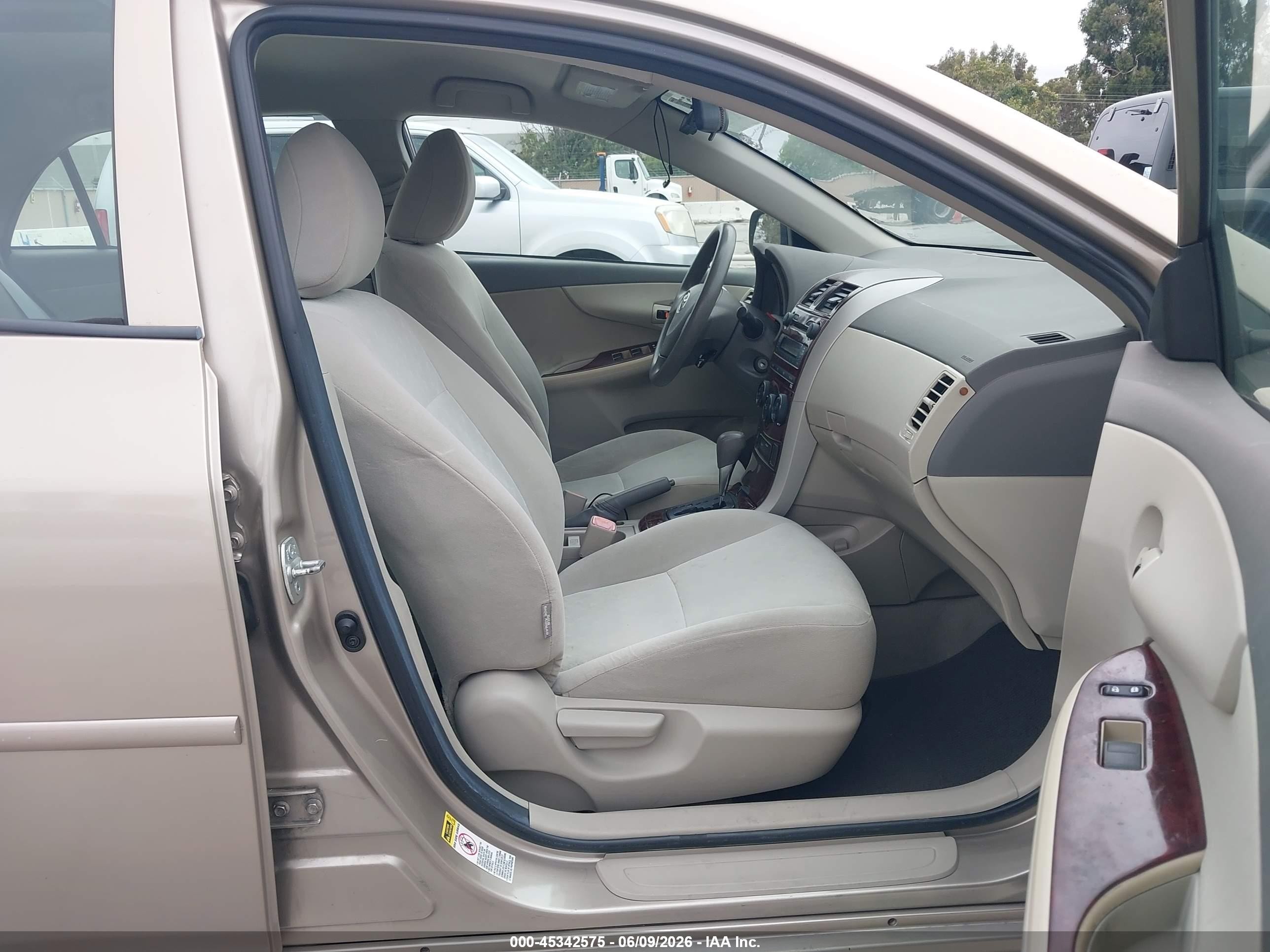 2009 Toyota Corolla Le Gold vin: 1NXBU40E59Z030953