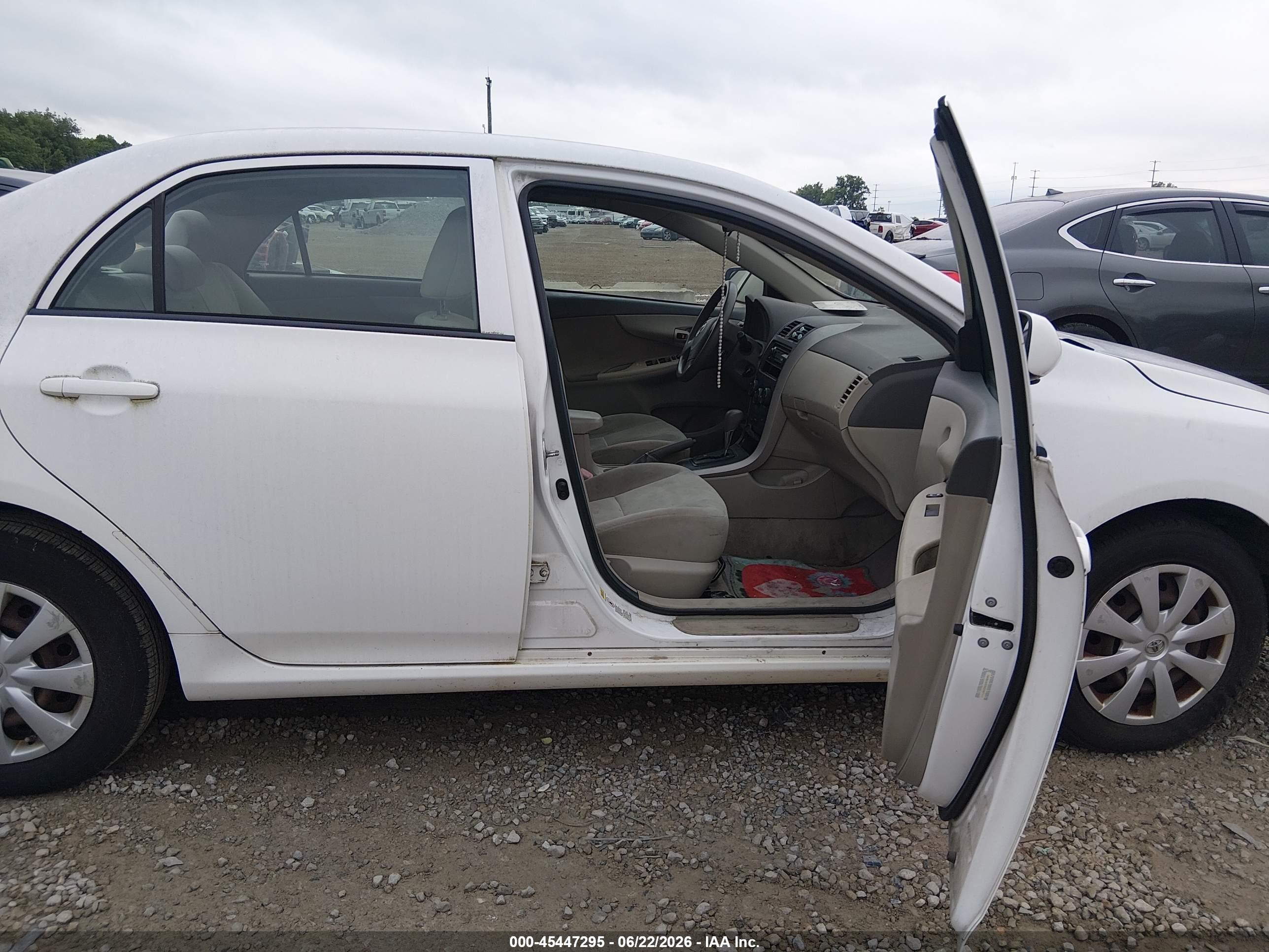 2009 Toyota Corolla Le White vin: 1NXBU40E69Z097111
