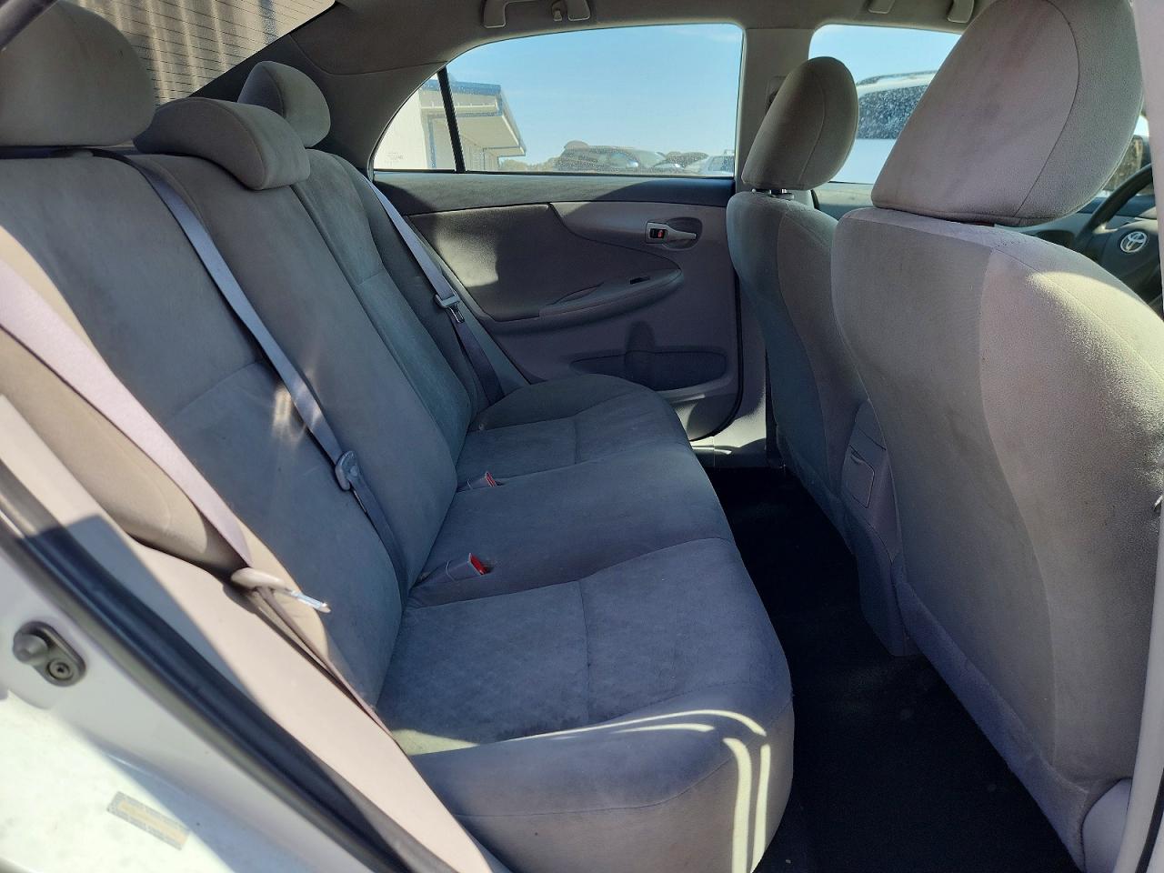 2009 Toyota Corolla Le White vin: 1NXBU40E99Z120140