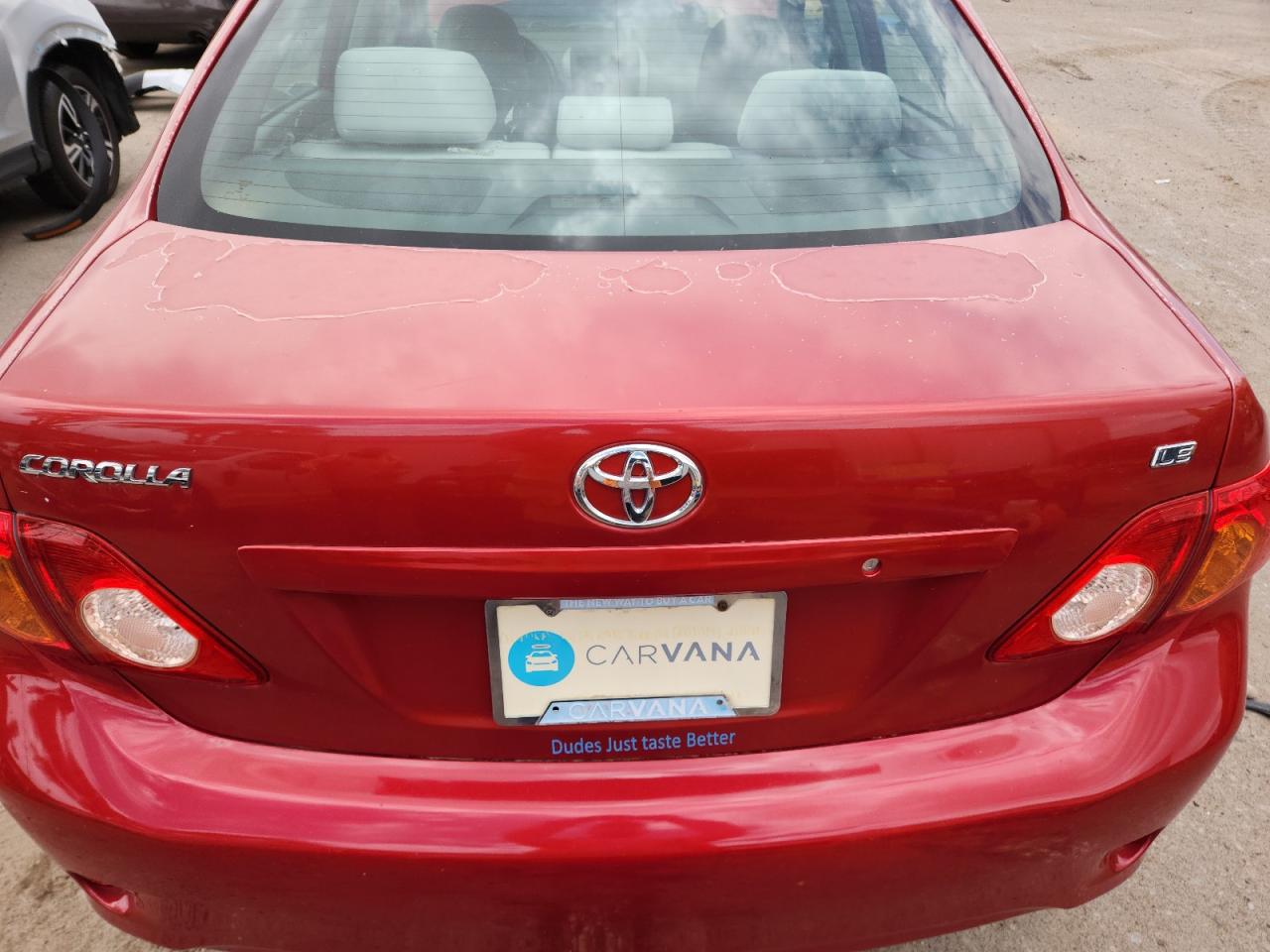 2009 Toyota Corolla Le Red vin: 1NXBU40EX9Z128781 Damage: Deck Lid, Peeling, > 12 Inches