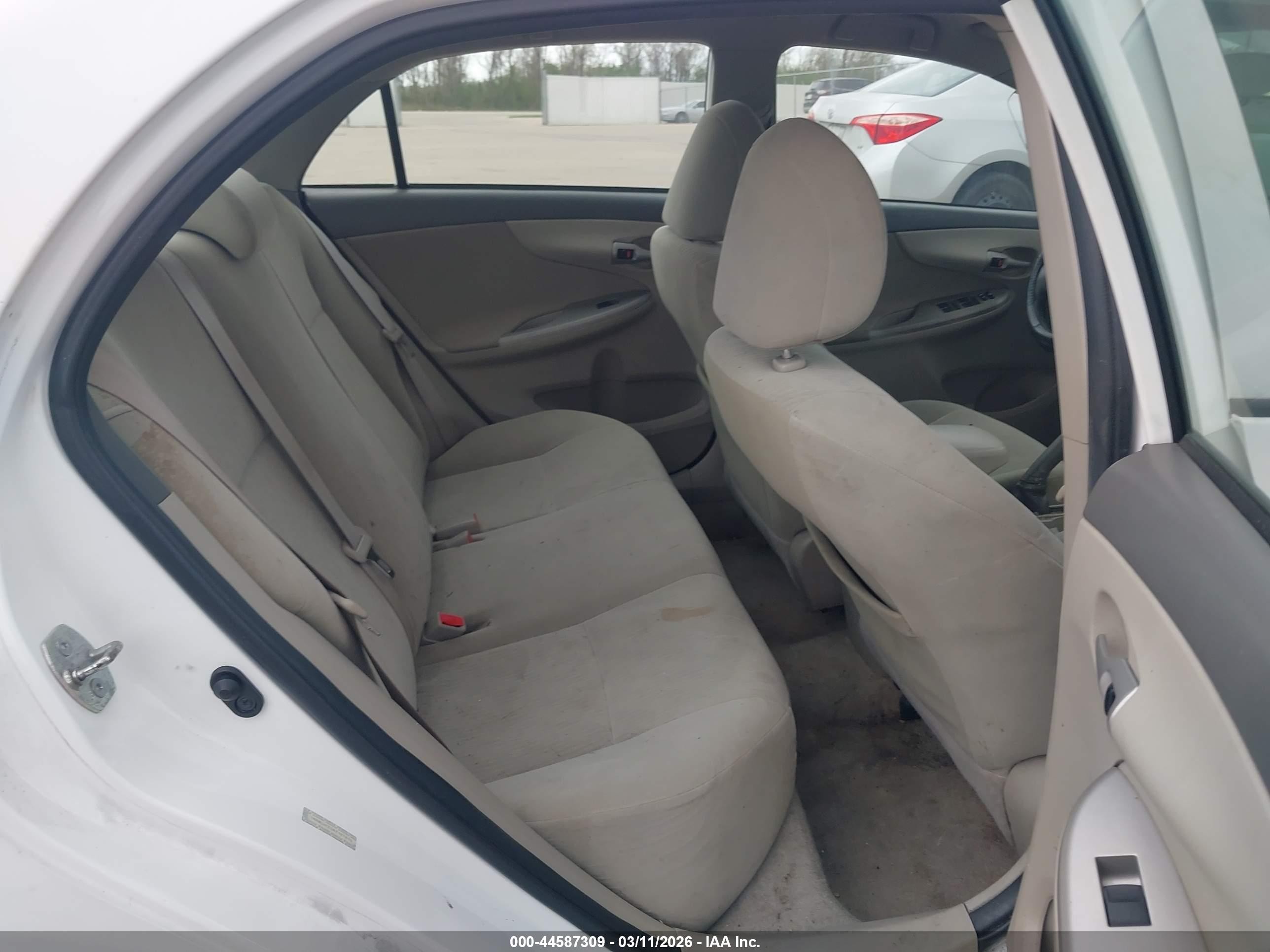 2010 Toyota Corolla Le Белый vin: 1NXBU4EE0AZ187819