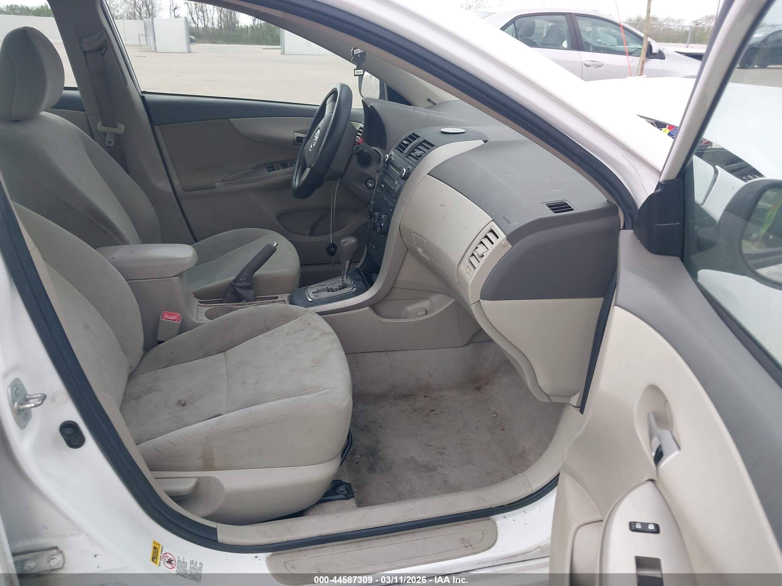 2010 Toyota Corolla Le Белый vin: 1NXBU4EE0AZ187819