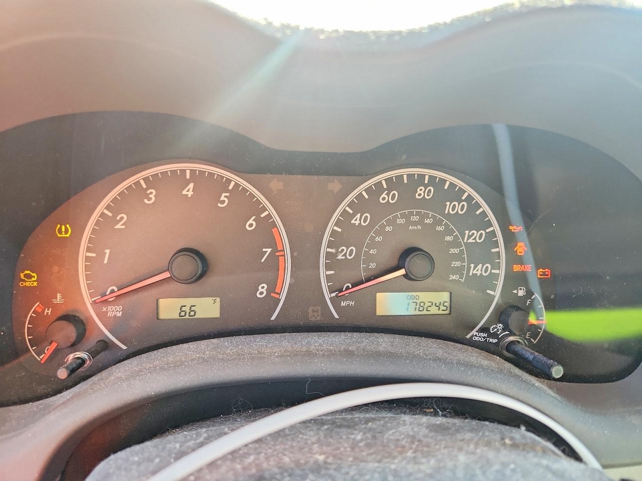 2010 Toyota Corolla Base Серебряный vin: 1NXBU4EE0AZ211004