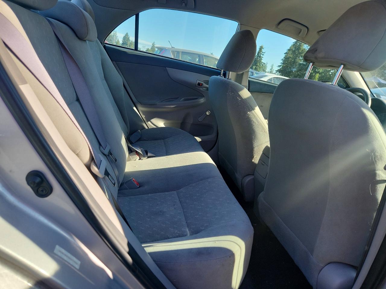 2010 Toyota Corolla Base Серебряный vin: 1NXBU4EE0AZ211004