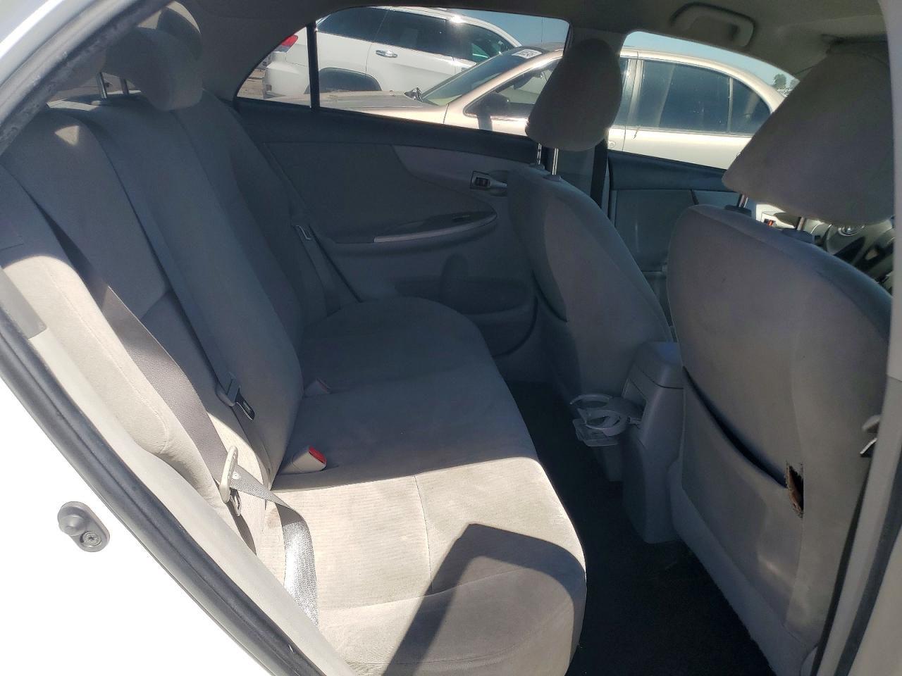 2010 Toyota Corolla Le White vin: 1NXBU4EE0AZ240552