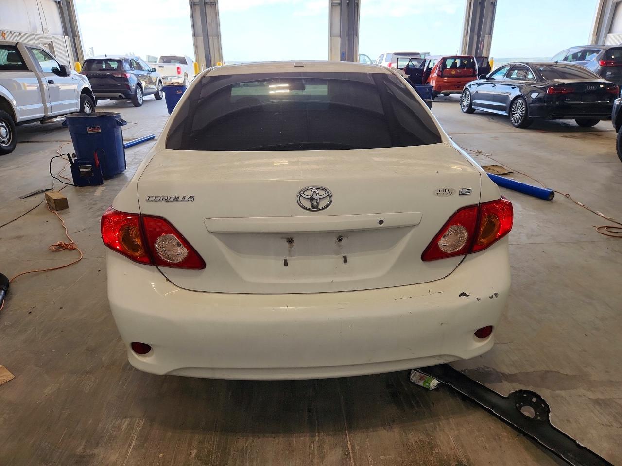 2010 Toyota Corolla Le White vin: 1NXBU4EE0AZ245265
