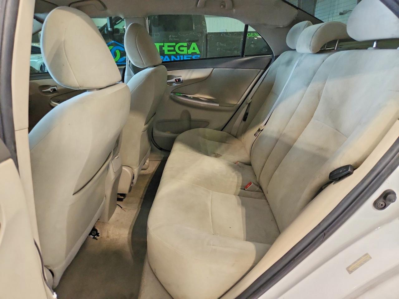 2010 Toyota Corolla Le White vin: 1NXBU4EE0AZ245265