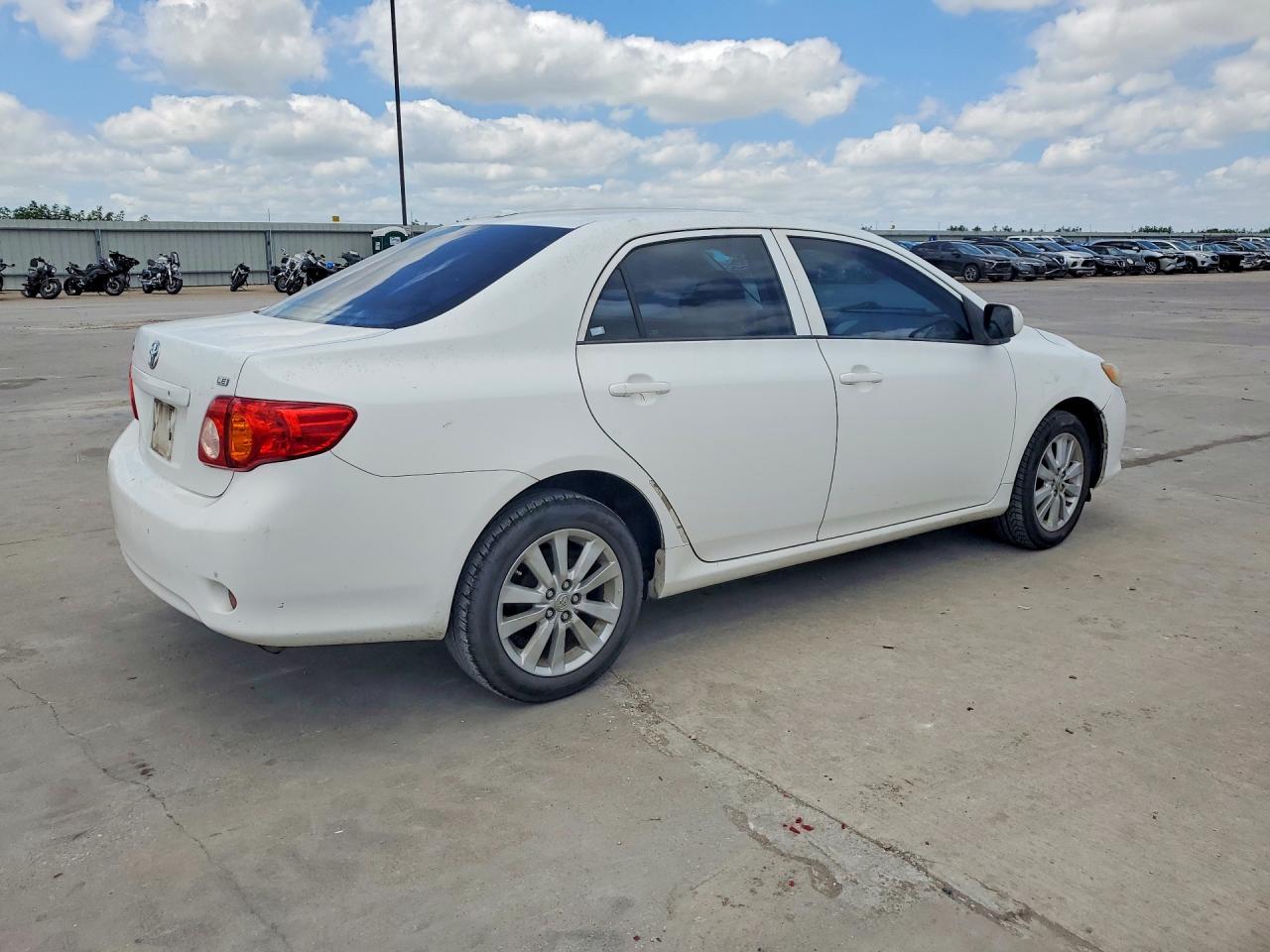 2010 Toyota Corolla Le White vin: 1NXBU4EE0AZ270148