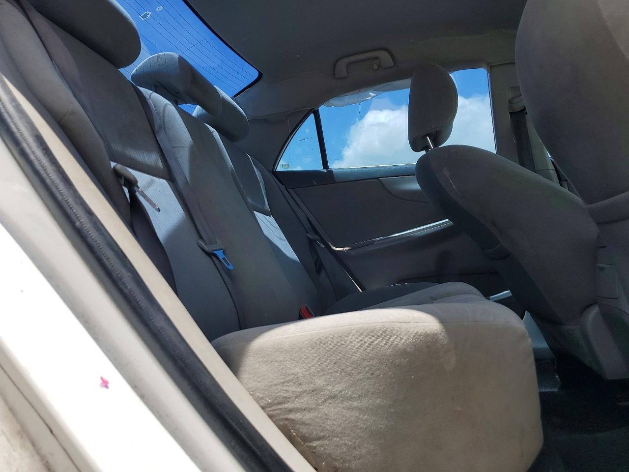 2010 Toyota Corolla Le White vin: 1NXBU4EE0AZ270148