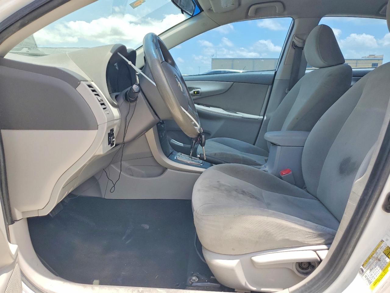 2010 Toyota Corolla Le White vin: 1NXBU4EE0AZ270148