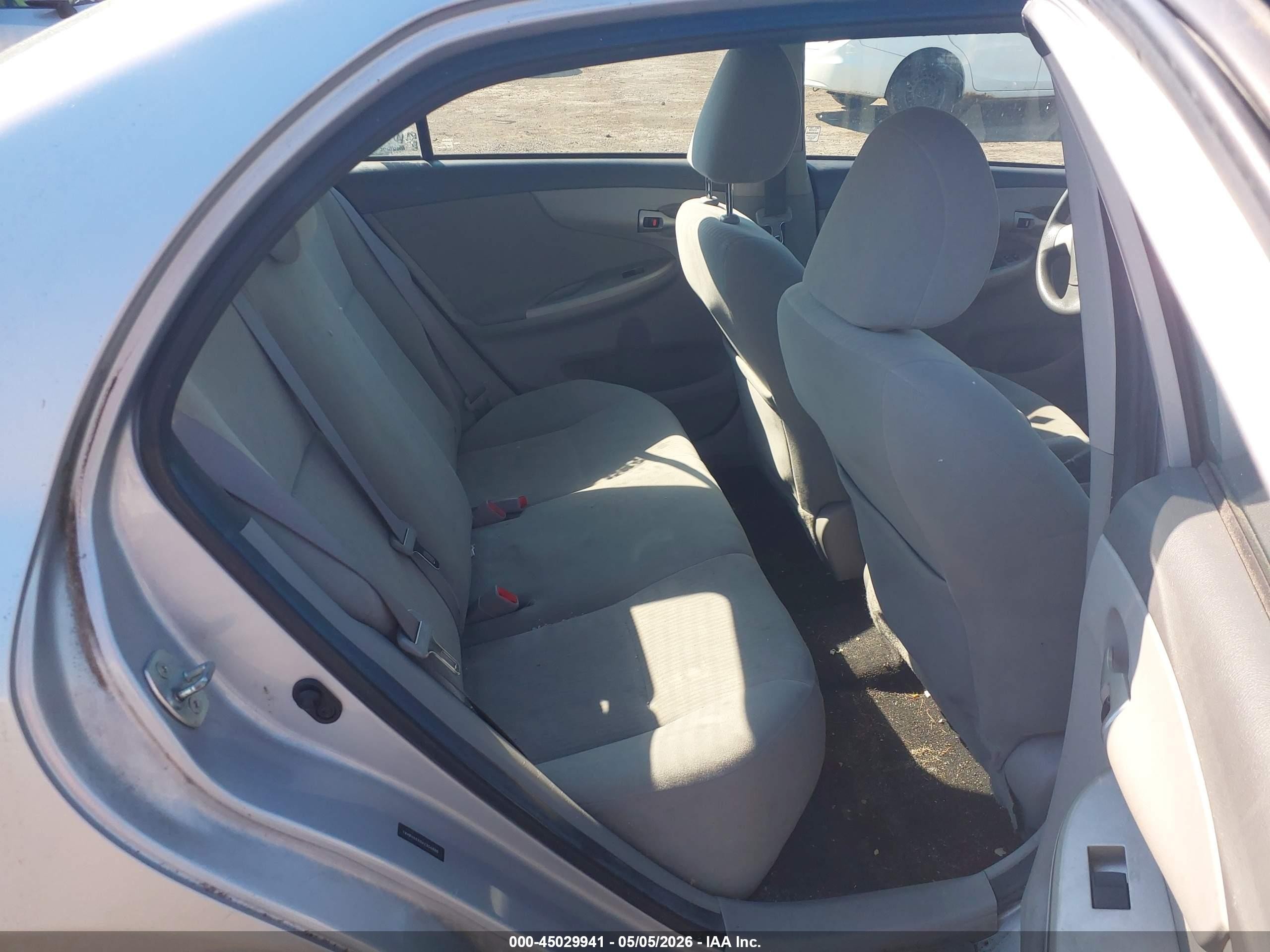 2010 Toyota Corolla Le Silver vin: 1NXBU4EE0AZ354888