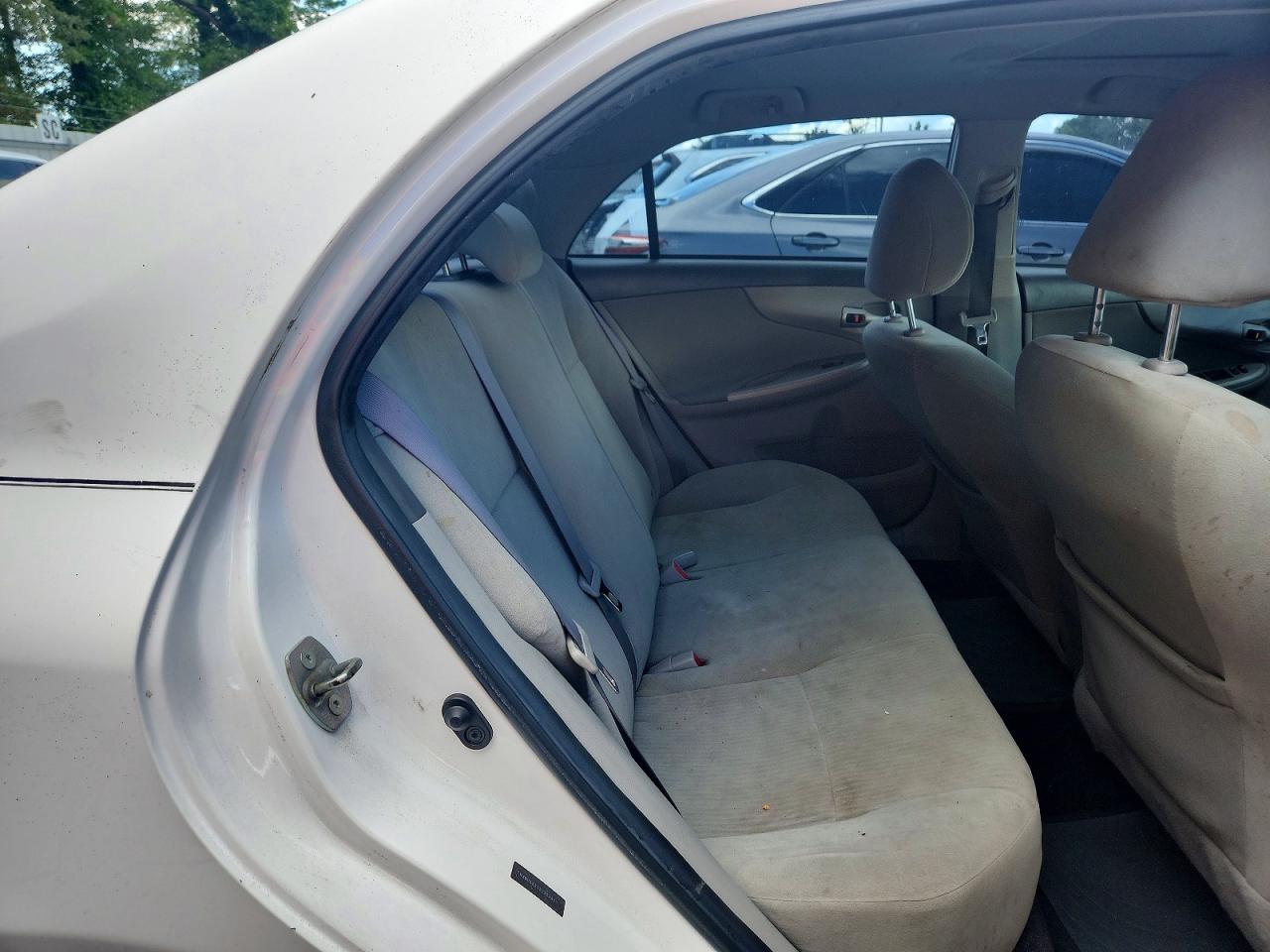2010 Toyota Corolla Le White vin: 1NXBU4EE1AZ352437
