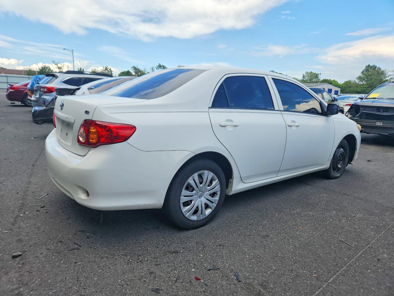 2010 Toyota Corolla Le White vin: 1NXBU4EE1AZ352437
