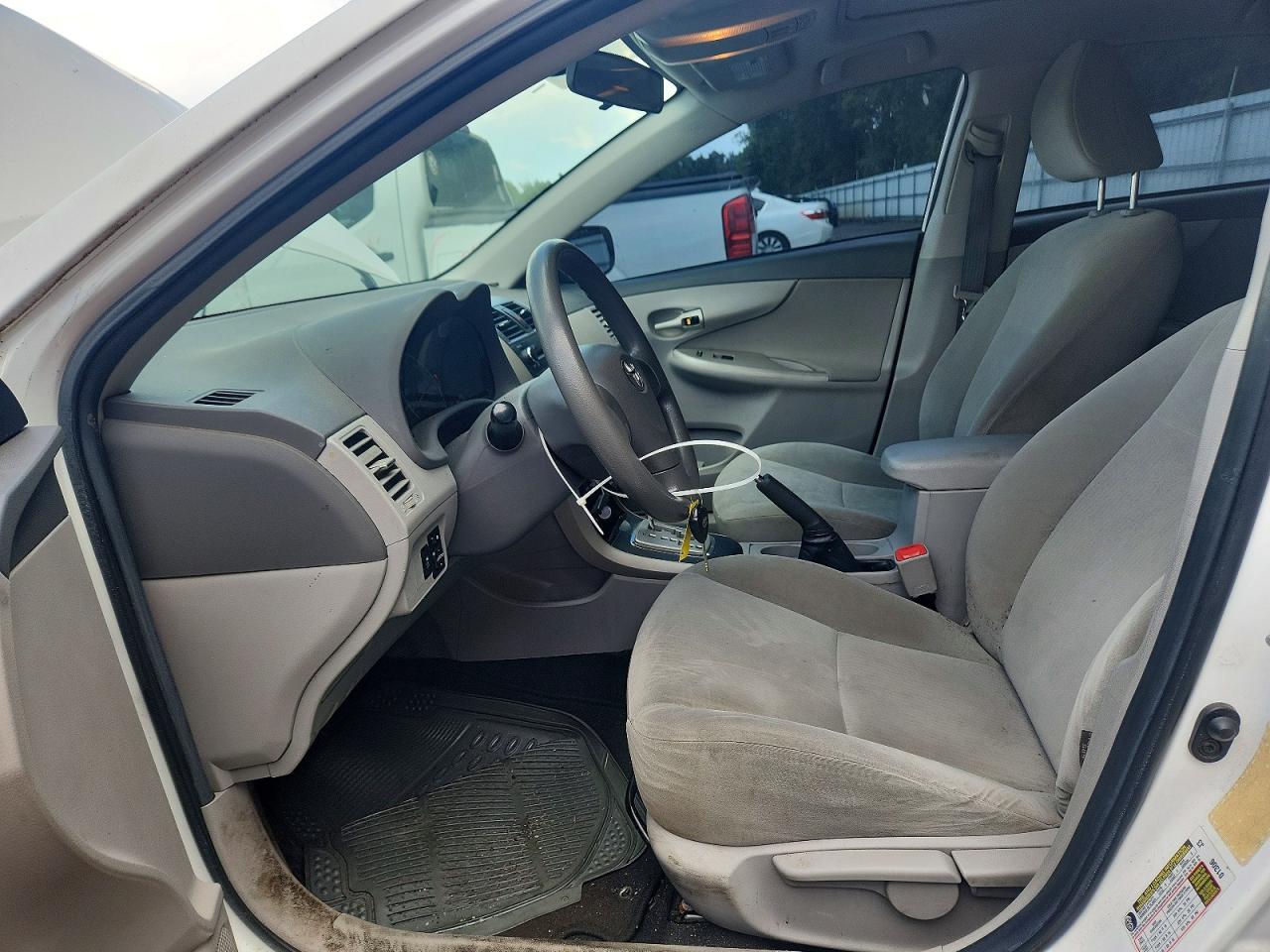 2010 Toyota Corolla Le White vin: 1NXBU4EE1AZ352437