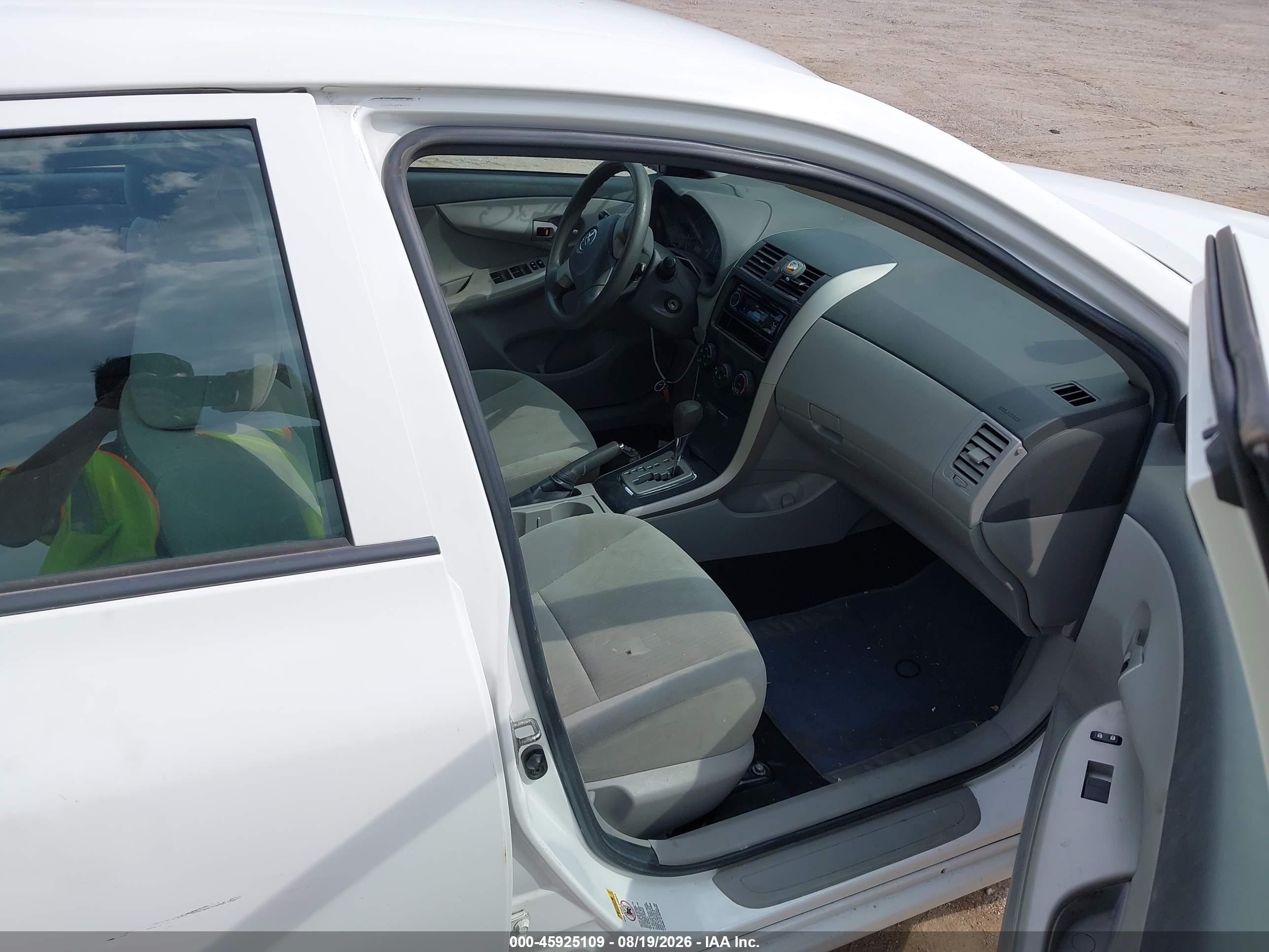 2010 Toyota Corolla Le Белый vin: 1NXBU4EE1AZ381694