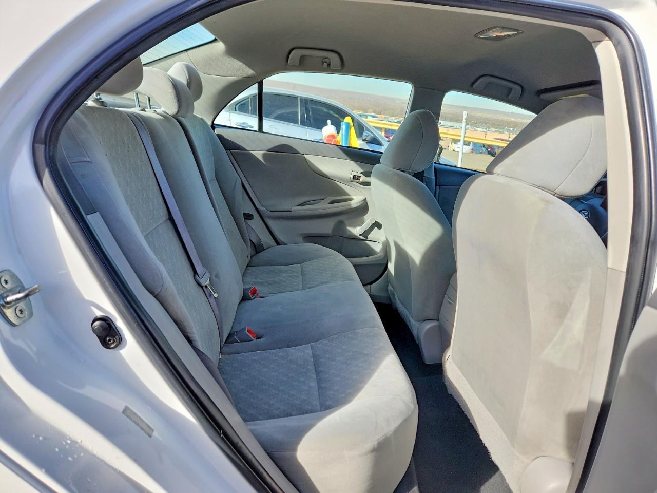 2010 Toyota Corolla Base White vin: 1NXBU4EE2AZ216429