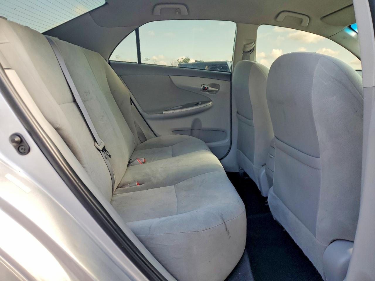 2010 Toyota Corolla Le Серебряный vin: 1NXBU4EE2AZ229293