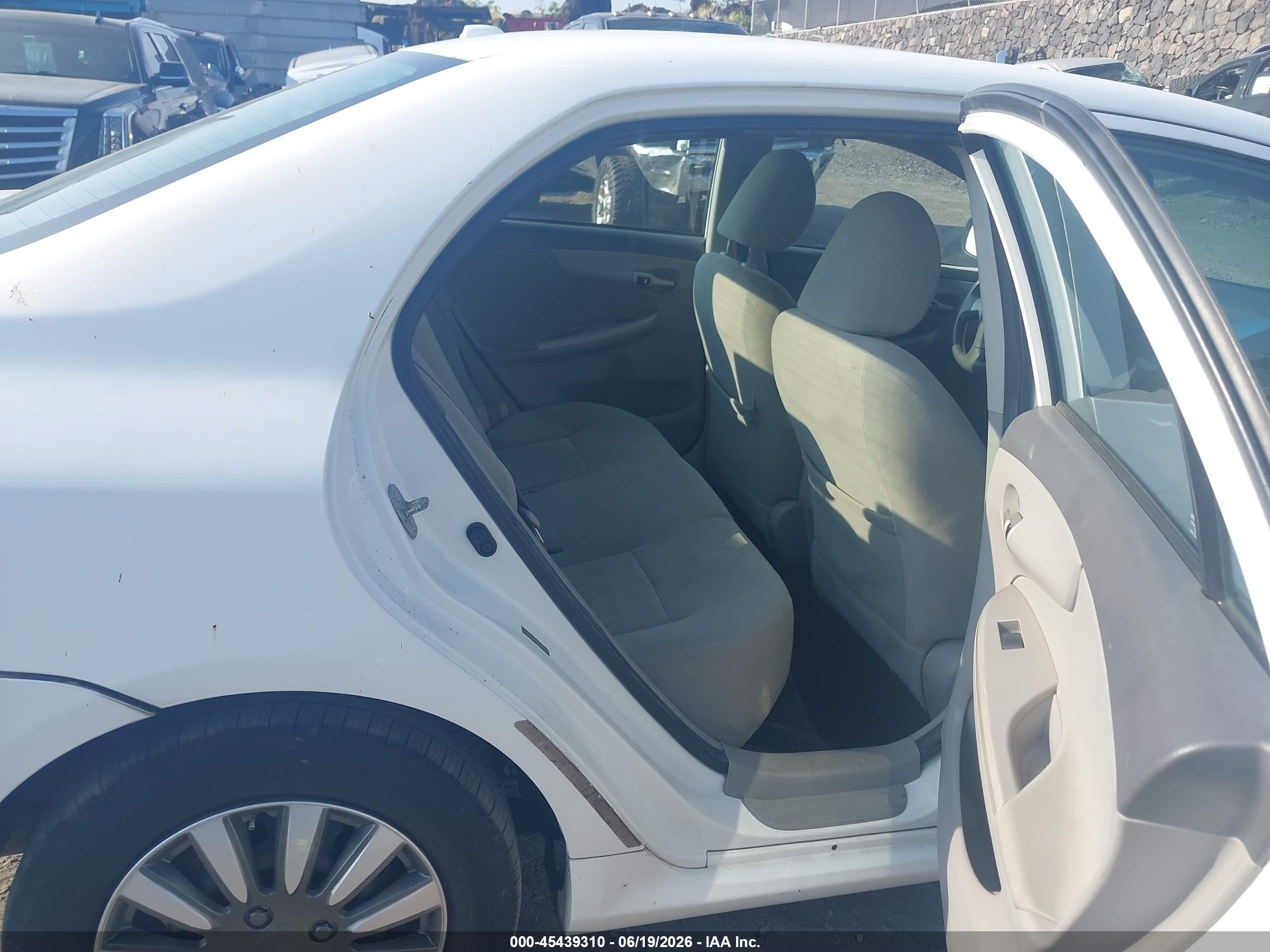 2010 Toyota Corolla Le White vin: 1NXBU4EE2AZ342600