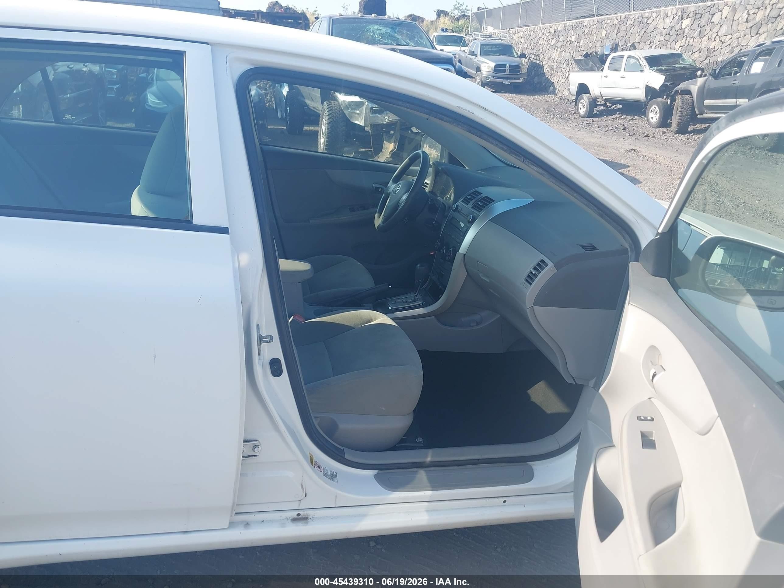 2010 Toyota Corolla Le White vin: 1NXBU4EE2AZ342600