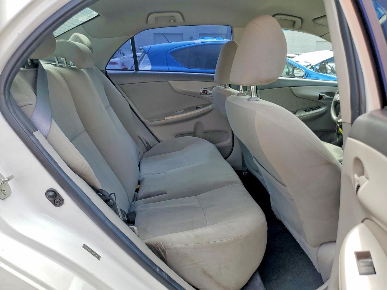 2010 Toyota Corolla Le White vin: 1NXBU4EE2AZ376441