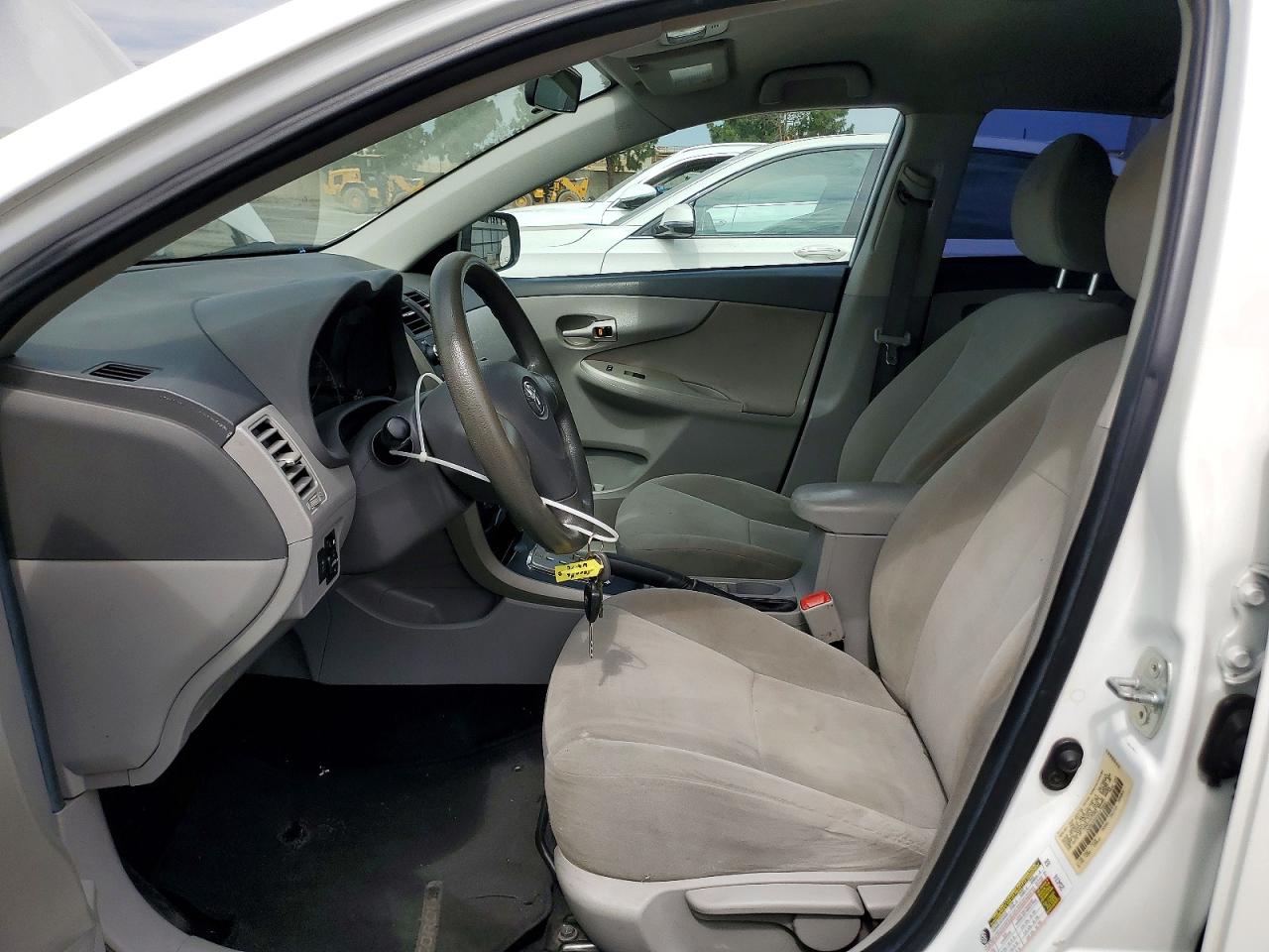 2010 Toyota Corolla Le White vin: 1NXBU4EE2AZ376441