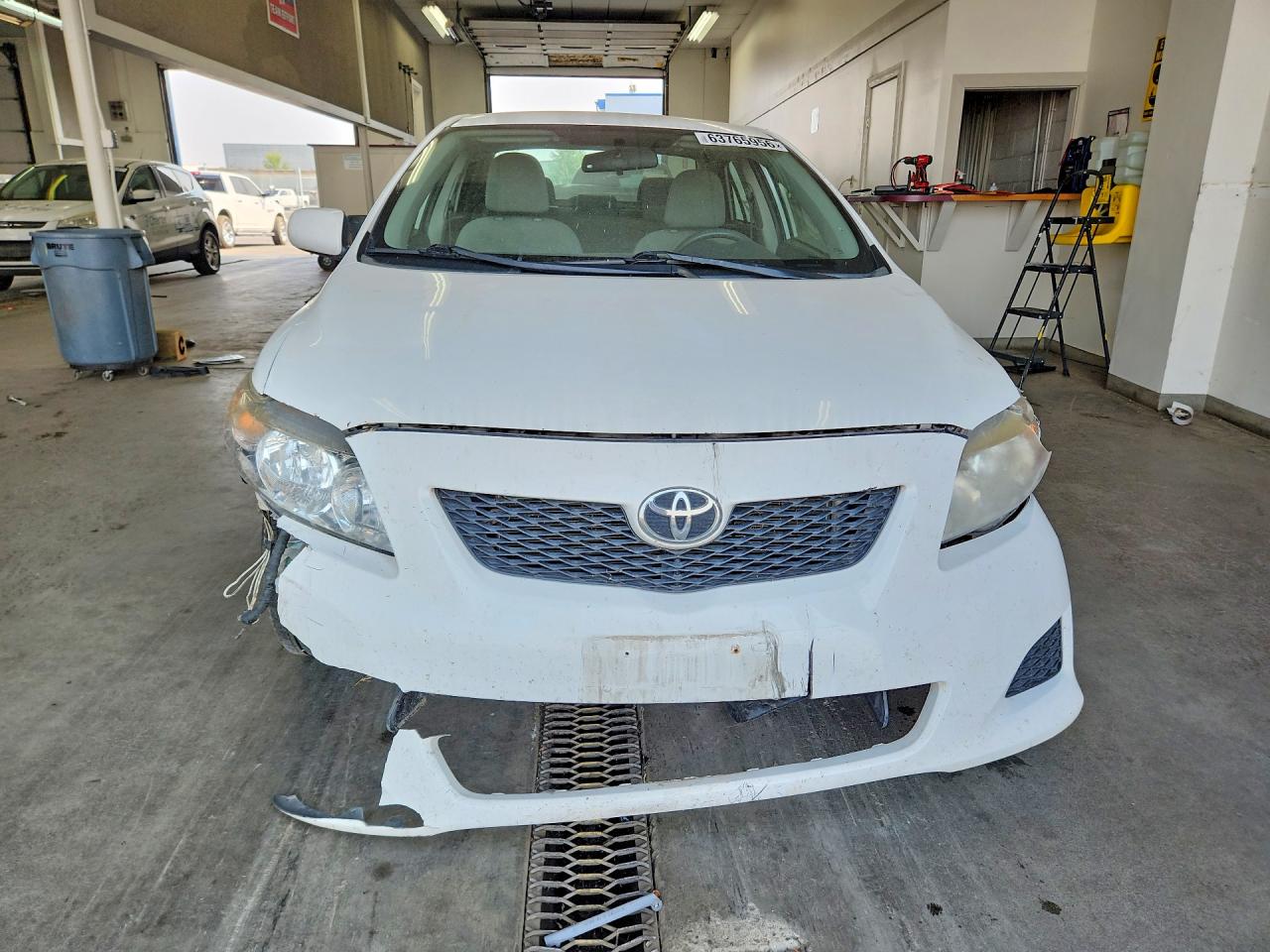 2010 Toyota Corolla Le White vin: 1NXBU4EE3AZ195042