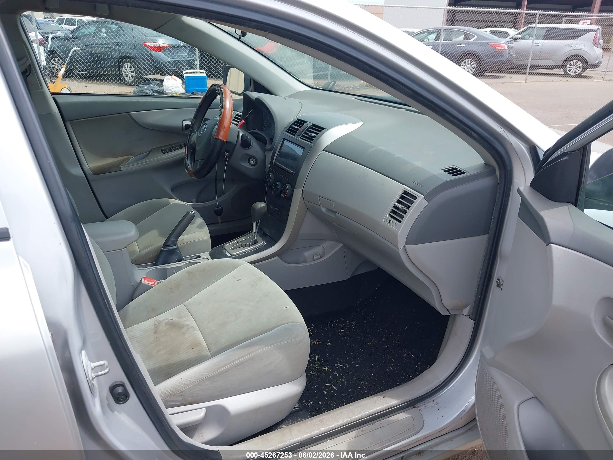 2010 Toyota Corolla Le Серебряный vin: 1NXBU4EE3AZ218688