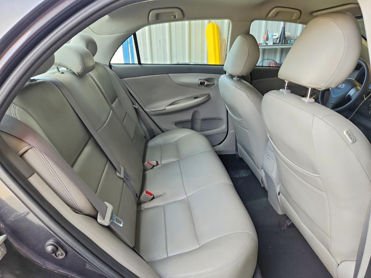 2010 Toyota Corolla Le Gray vin: 1NXBU4EE3AZ242988
