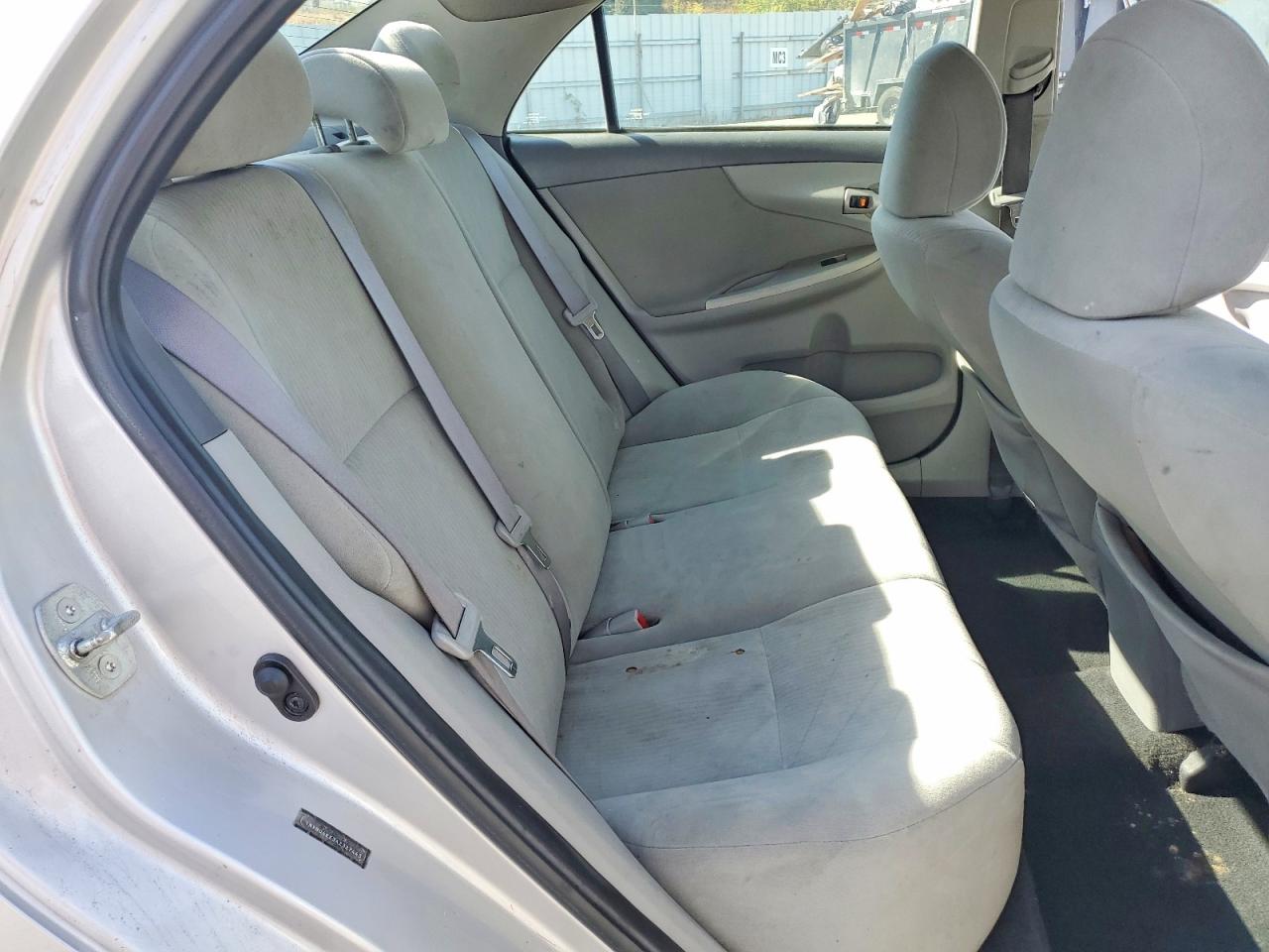 2010 Toyota Corolla Le Silver vin: 1NXBU4EE3AZ327443
