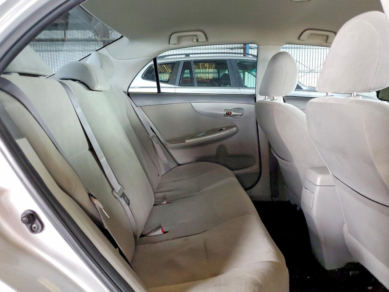 2010 Toyota Corolla Le Silver vin: 1NXBU4EE4AZ203035
