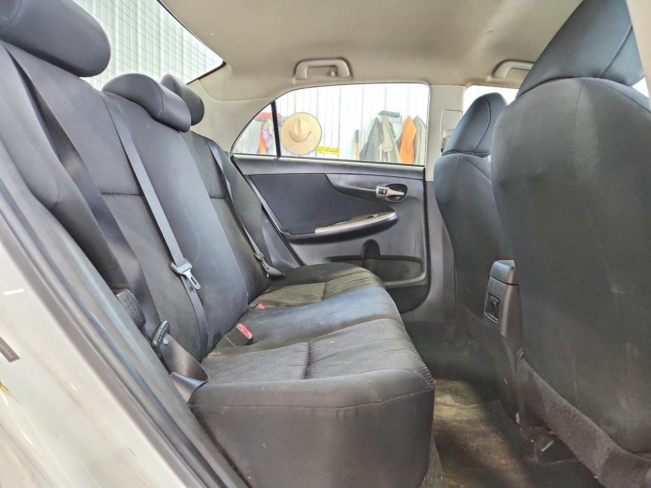2010 Toyota Corolla S Белый vin: 1NXBU4EE4AZ272548