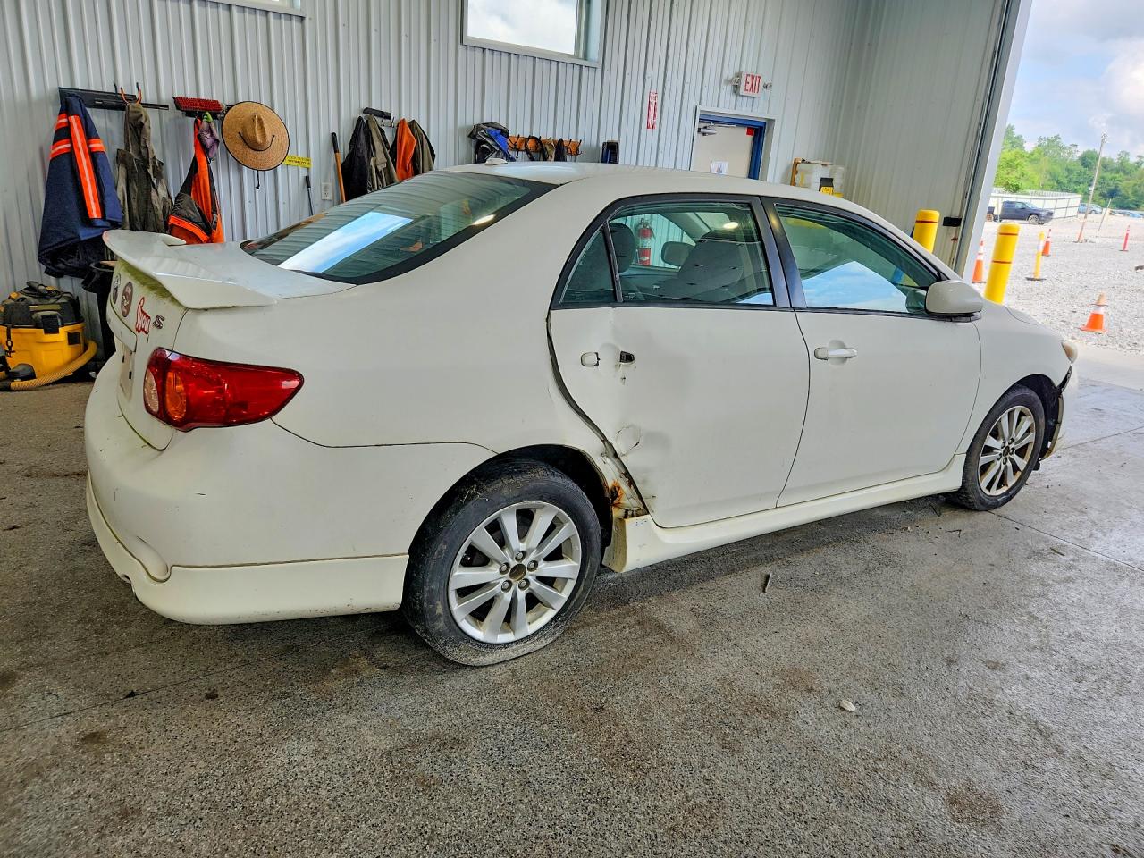 2010 Toyota Corolla S Белый vin: 1NXBU4EE4AZ272548