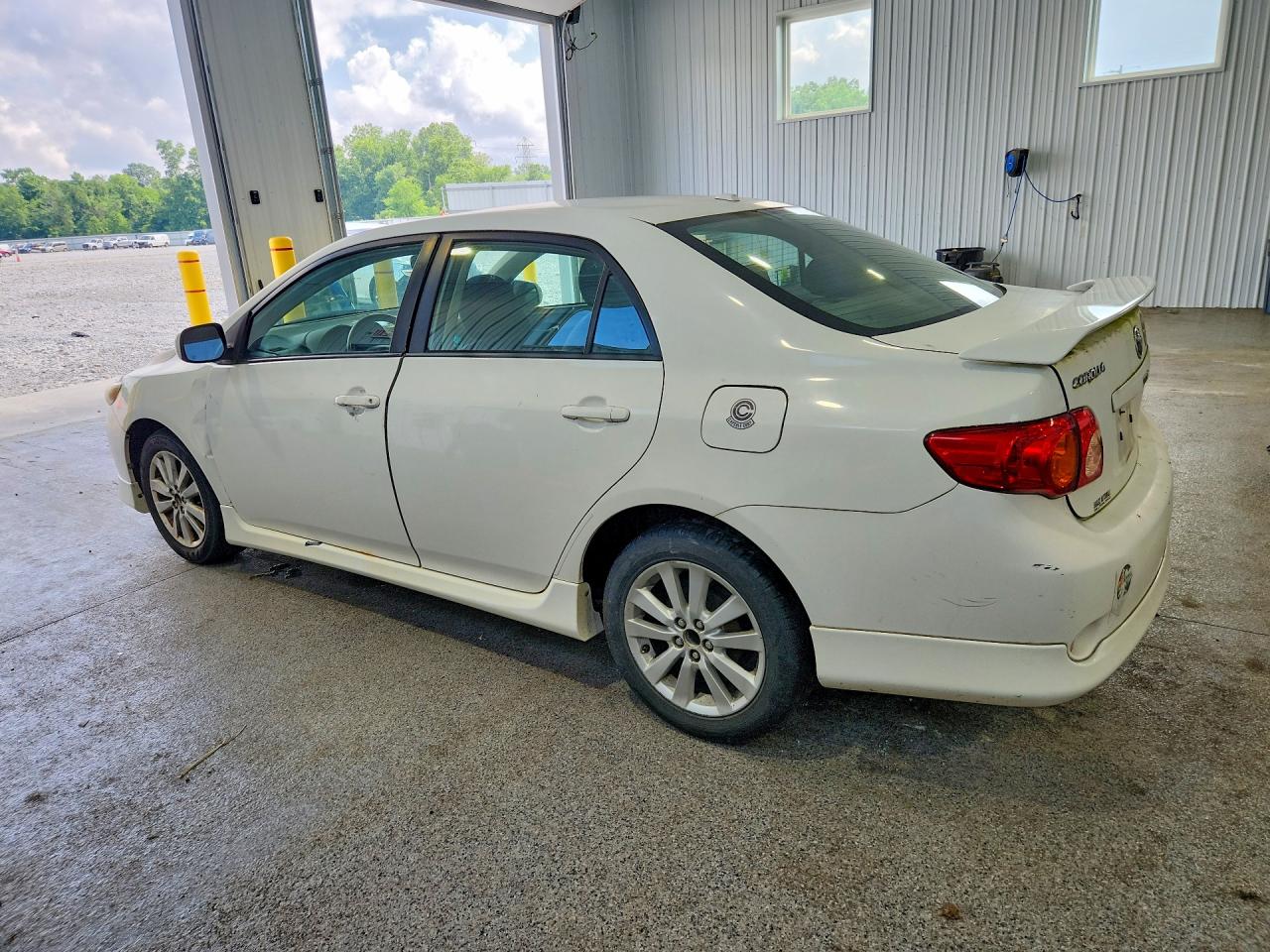 2010 Toyota Corolla S Белый vin: 1NXBU4EE4AZ272548