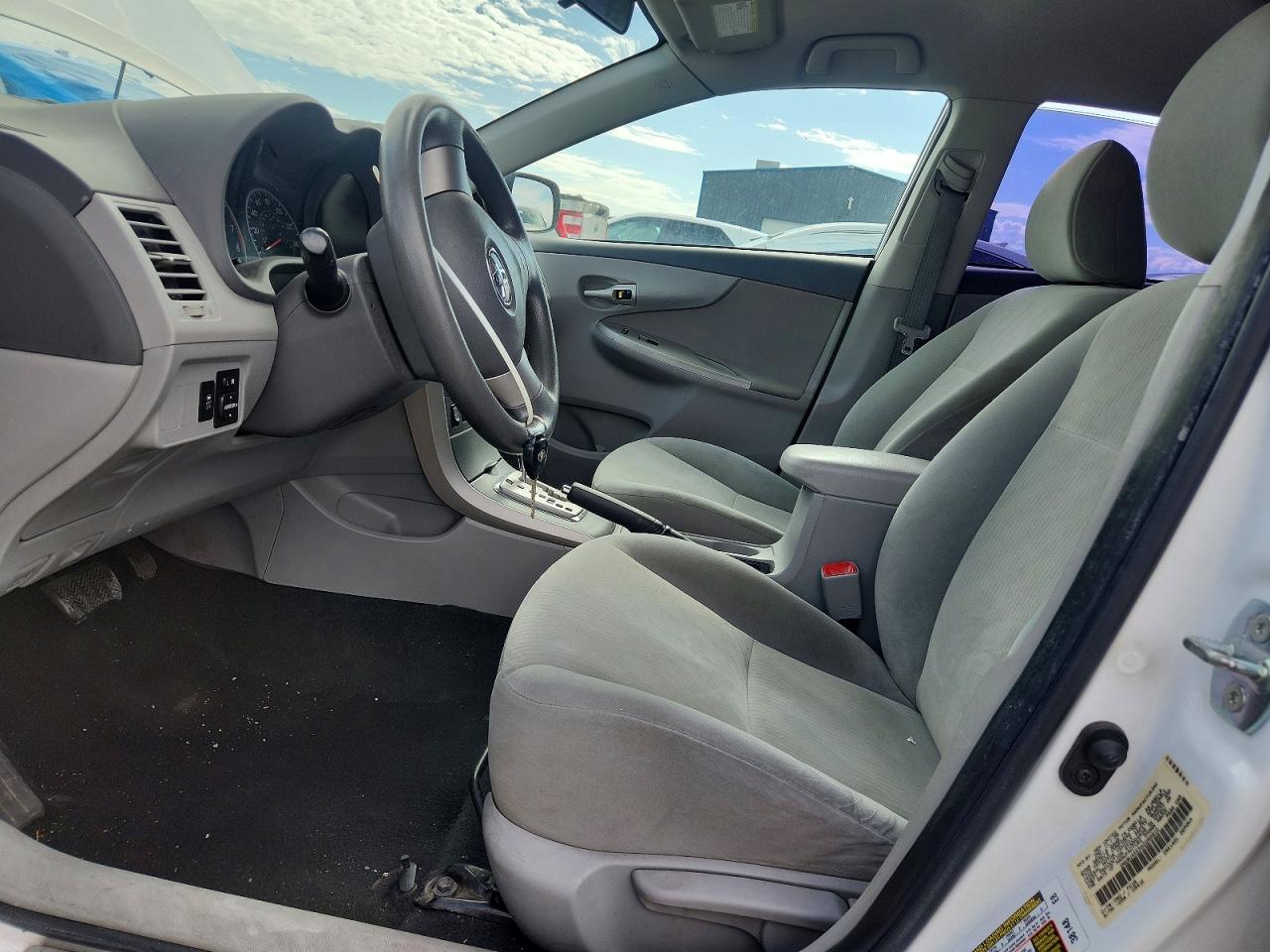 2010 Toyota Corolla Le White vin: 1NXBU4EE5AZ288810