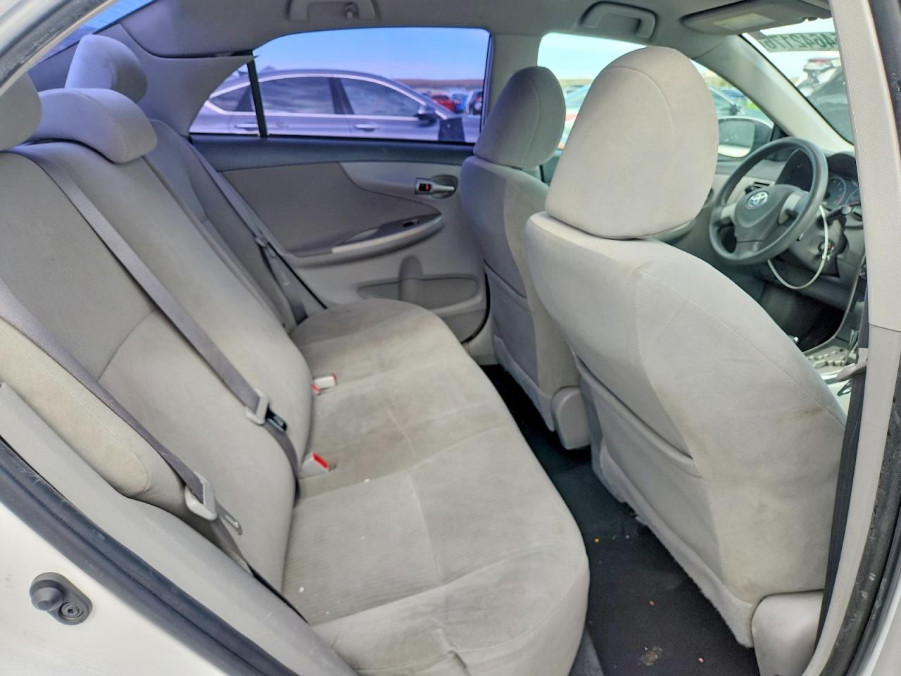 2010 Toyota Corolla Le White vin: 1NXBU4EE5AZ288810