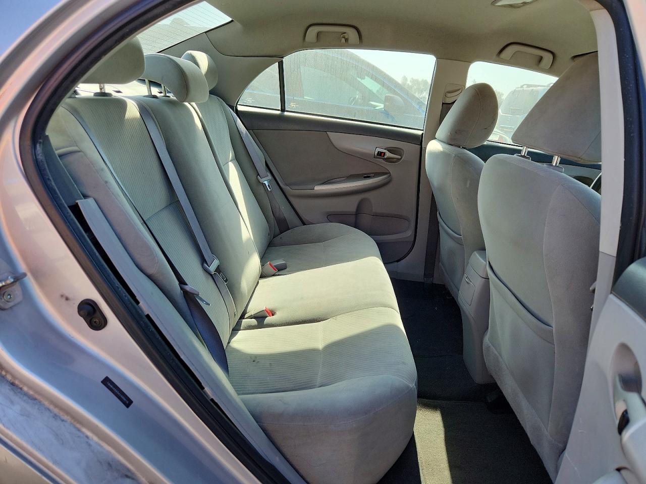 2010 Toyota Corolla Le Silver vin: 1NXBU4EE5AZ300616