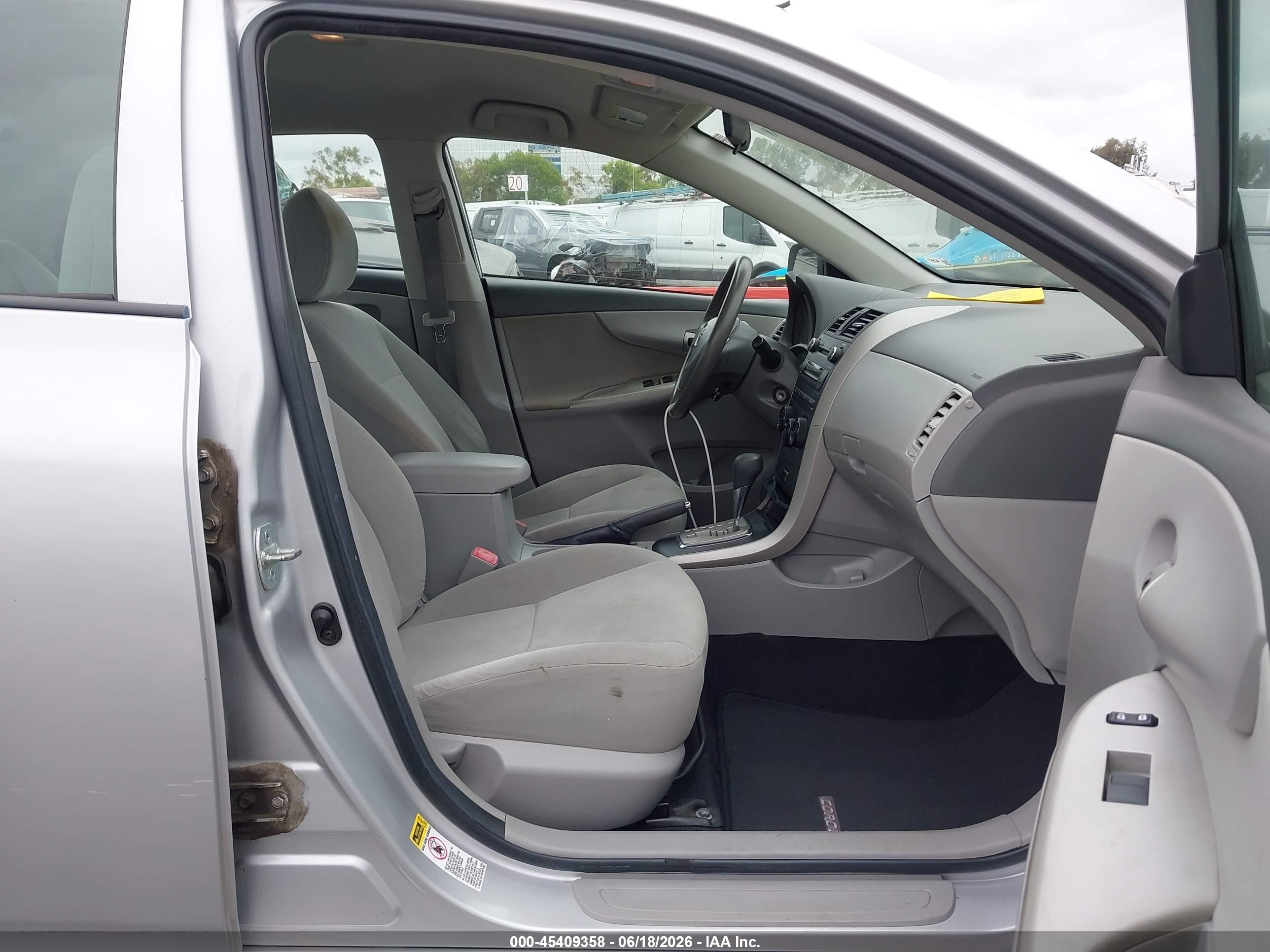 2010 Toyota Corolla Le Серебряный vin: 1NXBU4EE5AZ302592