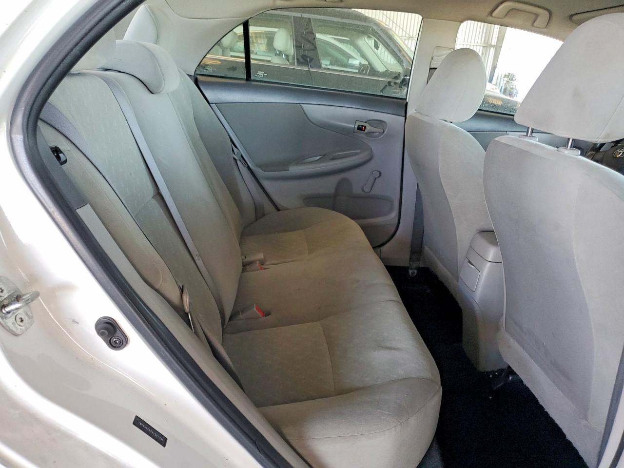 2010 Toyota Corolla Base White vin: 1NXBU4EE5AZ321790