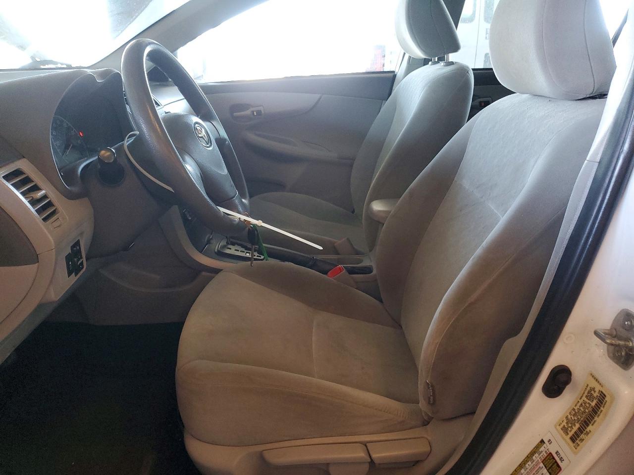2010 Toyota Corolla Base White vin: 1NXBU4EE5AZ321790