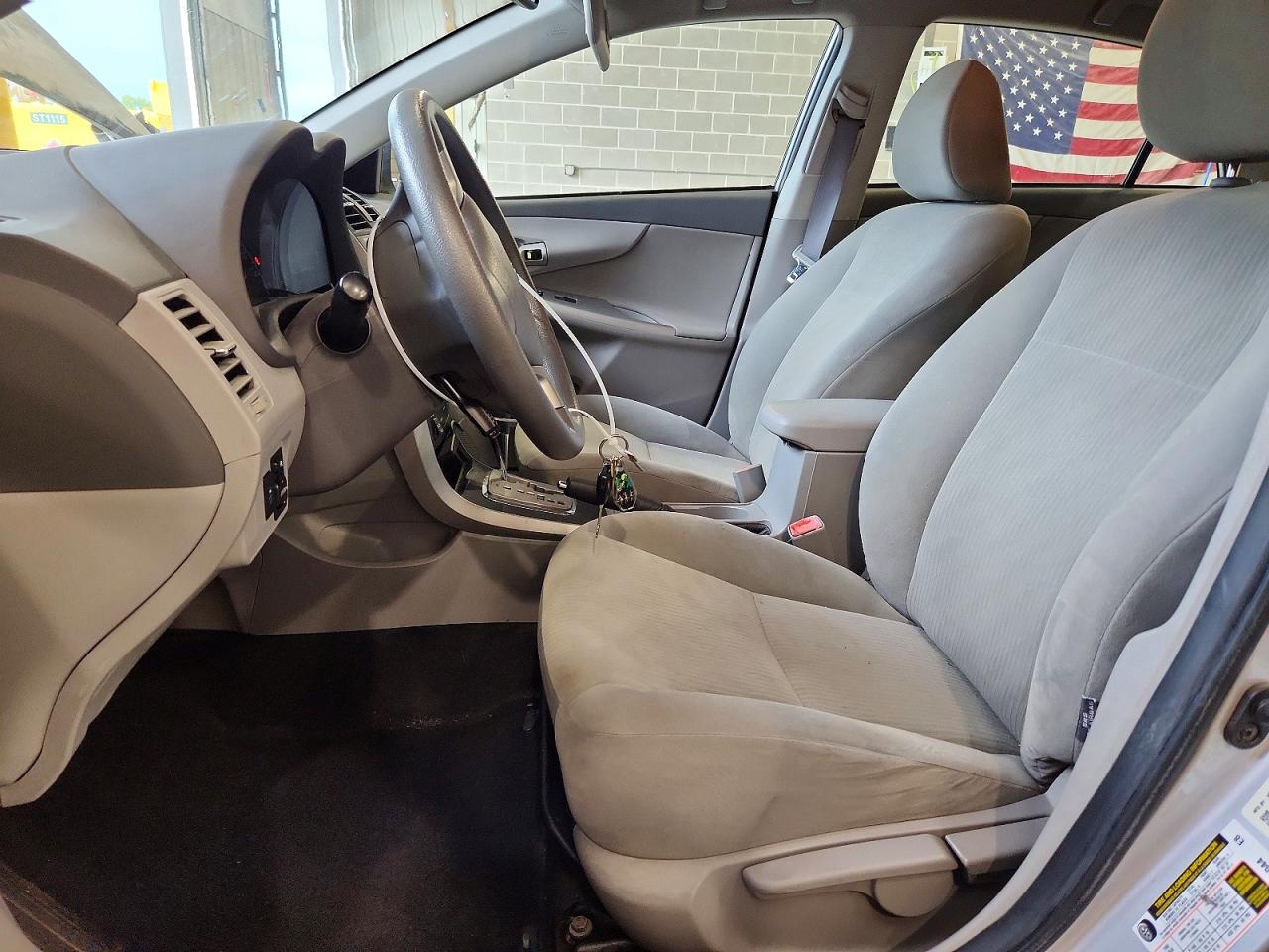 2010 Toyota Corolla Le Silver vin: 1NXBU4EE6AZ180969