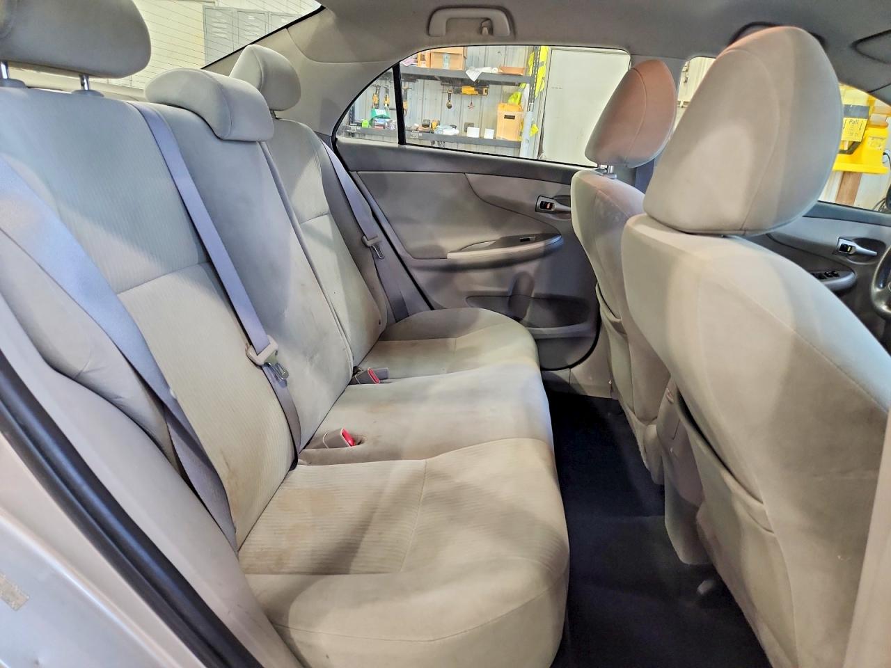 2010 Toyota Corolla Le Silver vin: 1NXBU4EE6AZ180969